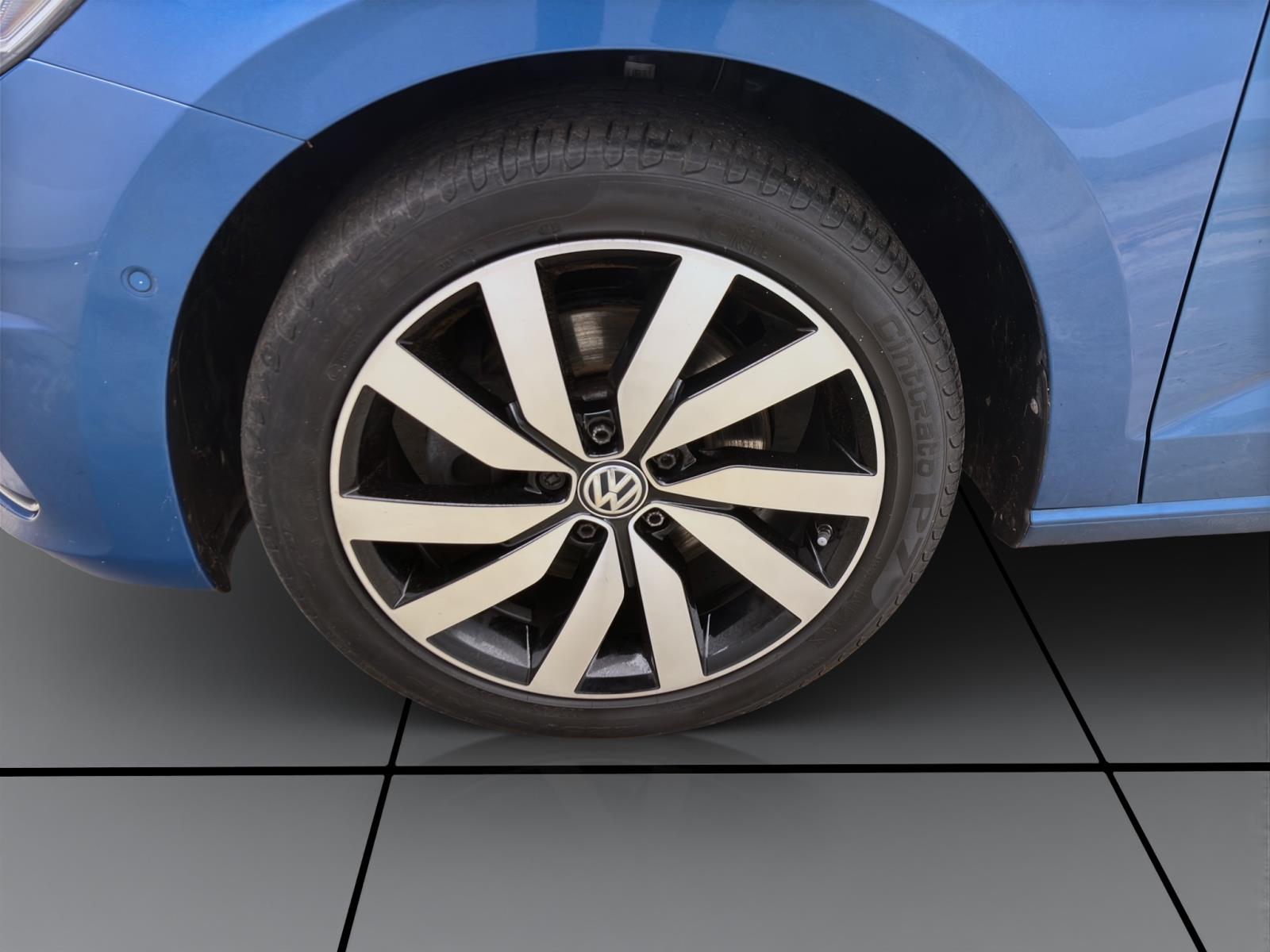 Volkswagen Touran 2.0 TDI DSG Highline AHK ACC Kamera LED Navi Sitzhzg