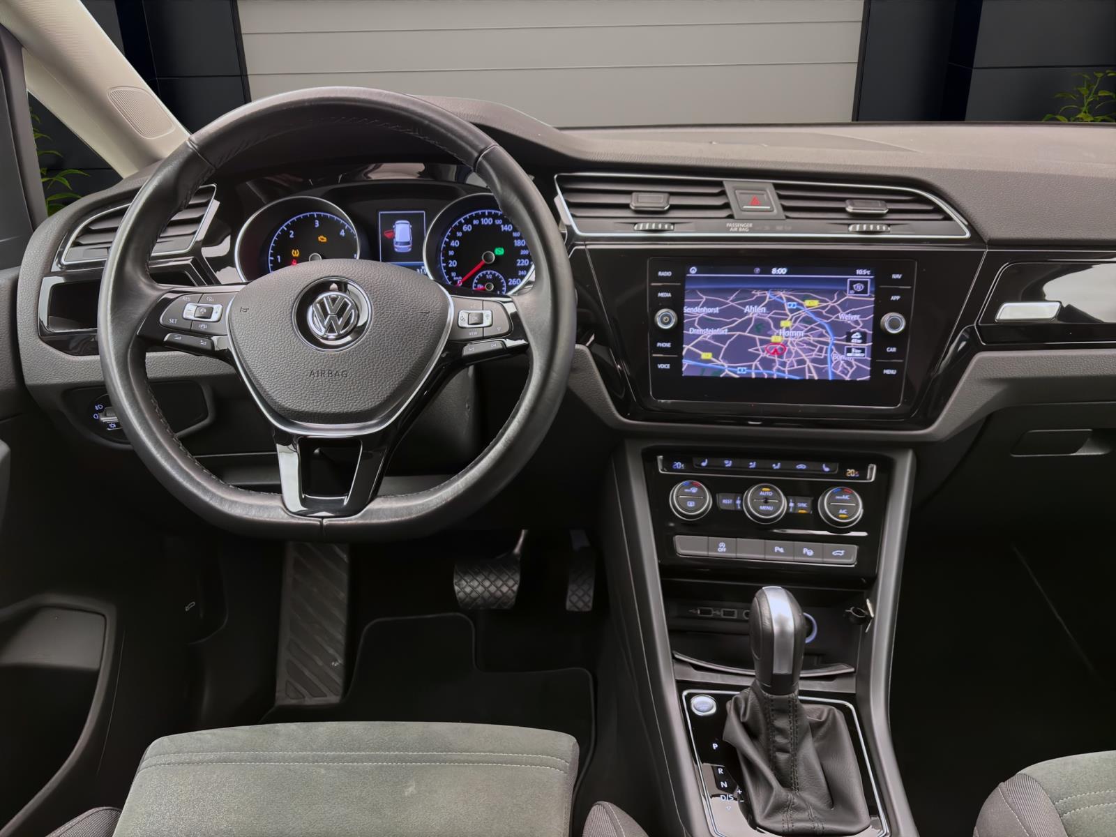 Volkswagen Touran 2.0 TDI DSG Highline AHK ACC Kamera LED Navi Sitzhzg