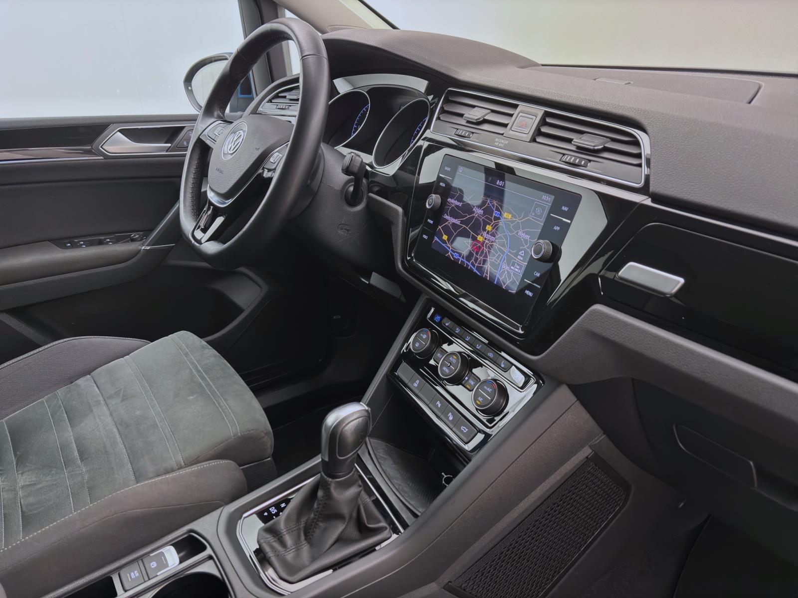 Volkswagen Touran 2.0 TDI DSG Highline AHK ACC Kamera LED Navi Sitzhzg