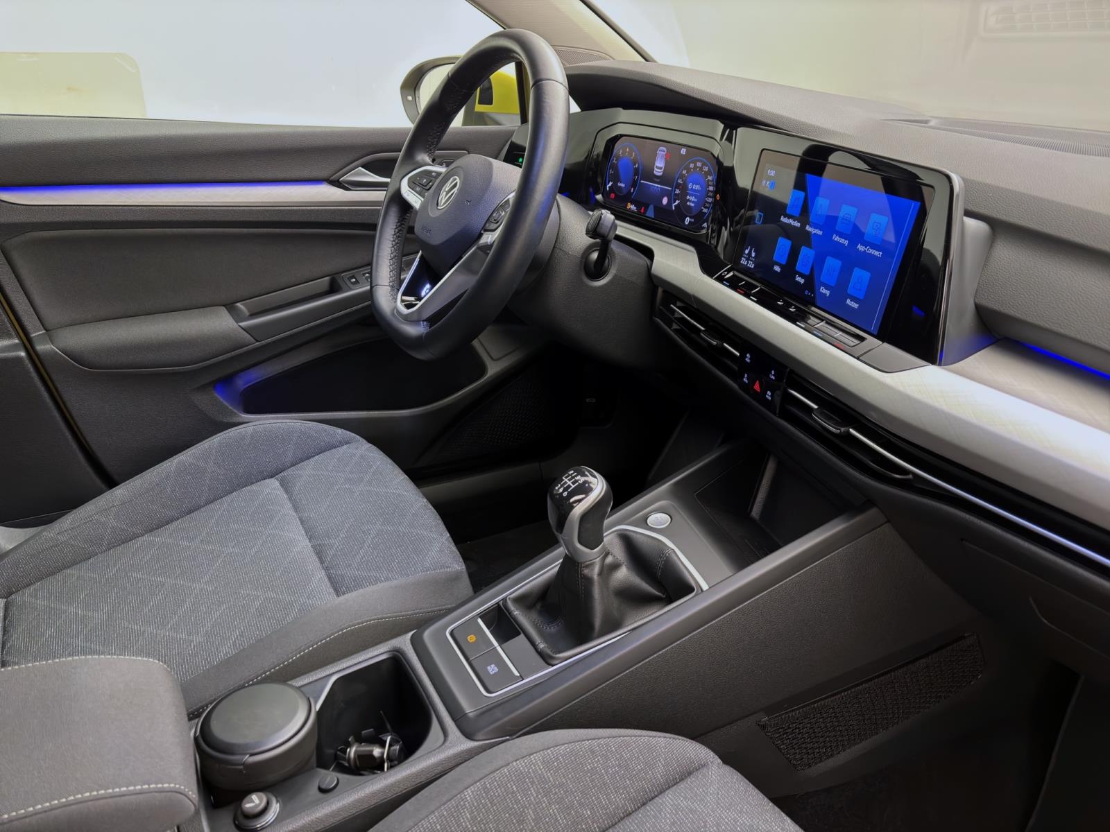 Volkswagen Golf 1.5 TSI LIFE STANDHZG AHK NAVI ACC