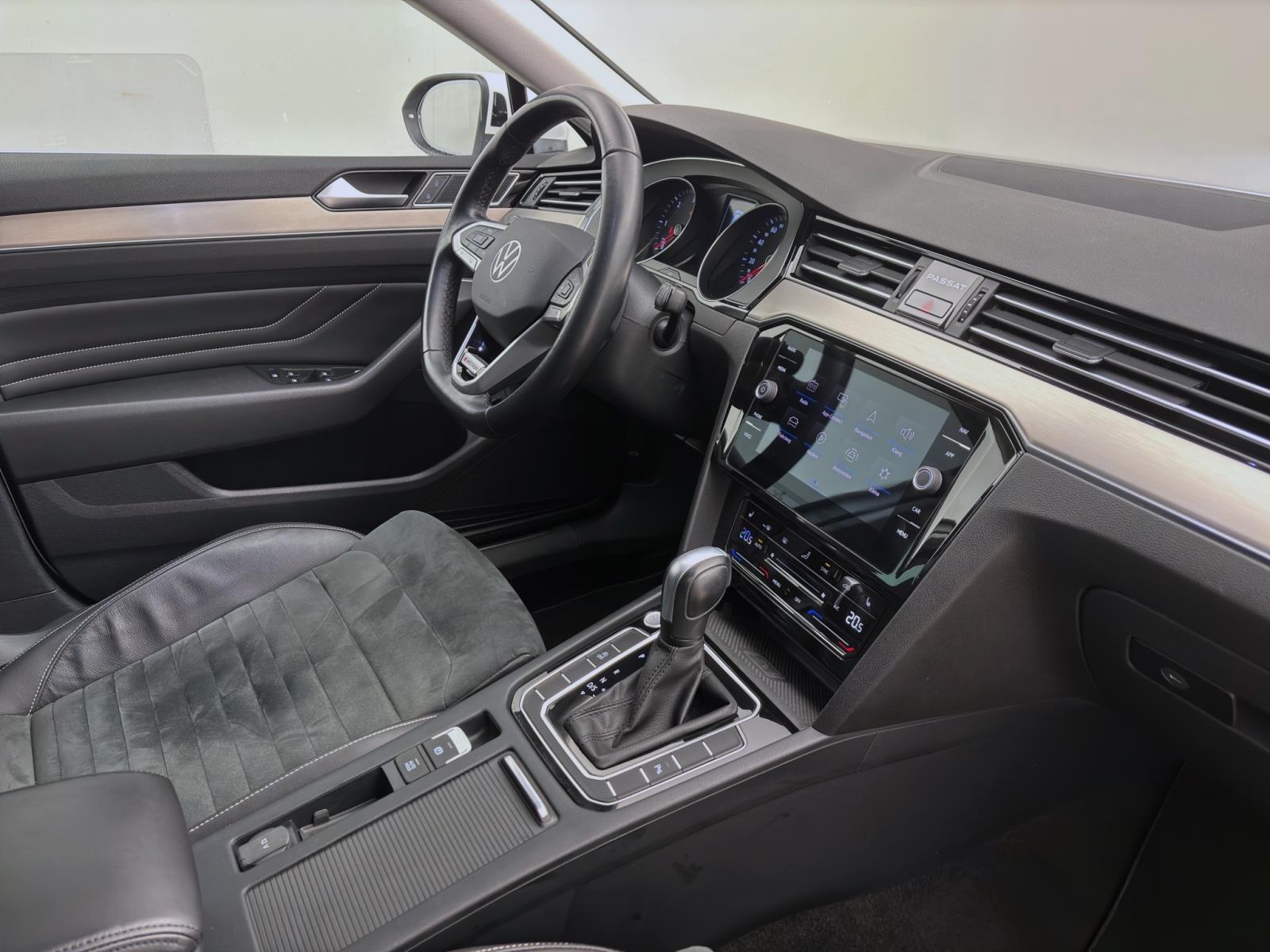Volkswagen Passat Variant 2.0 TDI DSG 4M ELEGANCE AHK NAVI ACC IQ.LIGHT