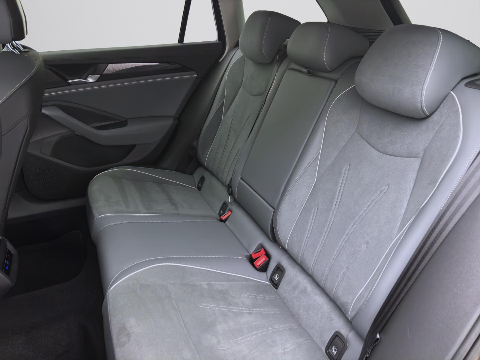 Volkswagen Passat Variant 1.5 eTSI DSG BUSINESS AHK ACC KAMERA LED