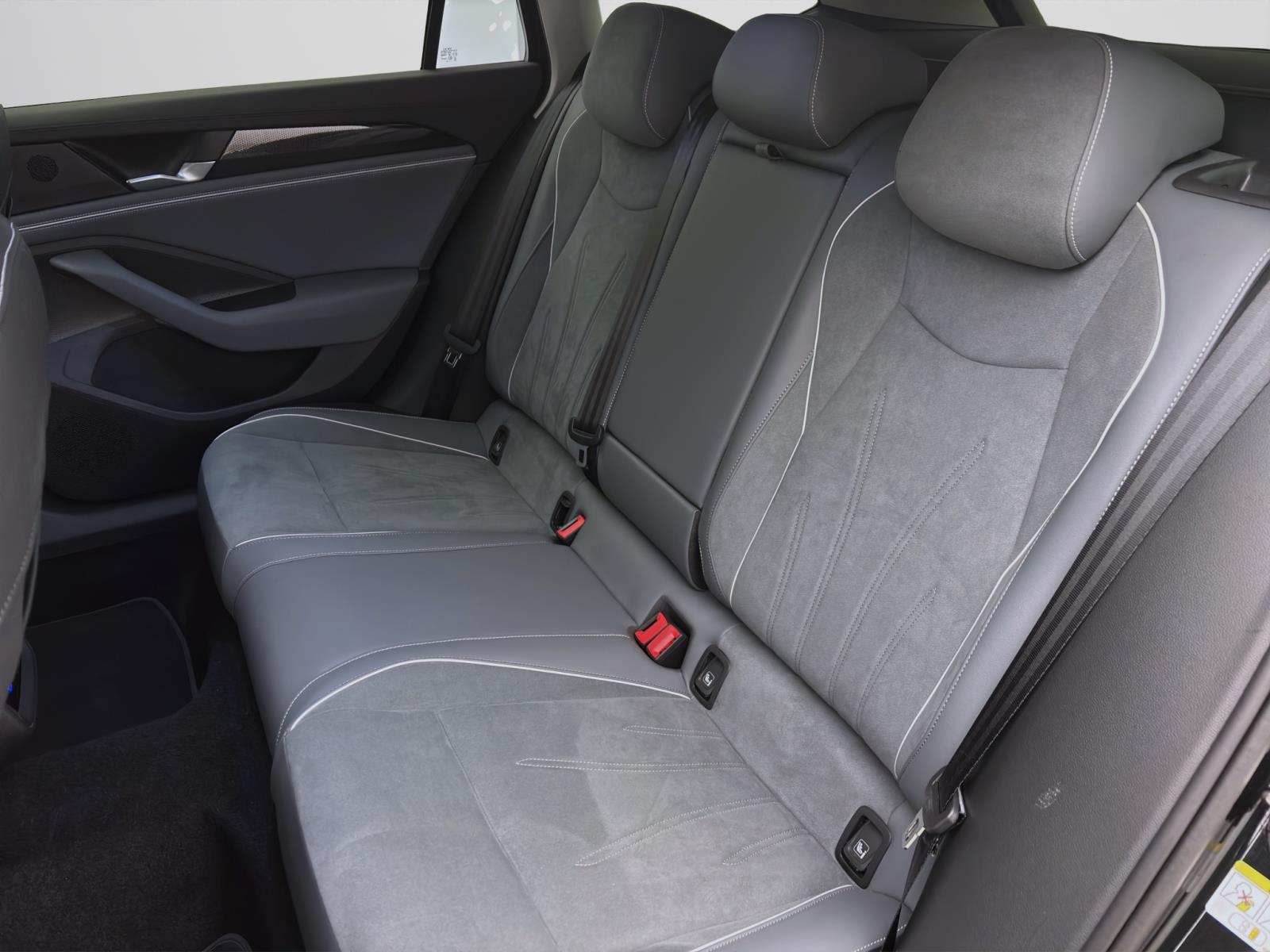 Volkswagen Passat Variant 1.5 eTSI DSG BUSINESS AHK NAVI ACC KAMERA