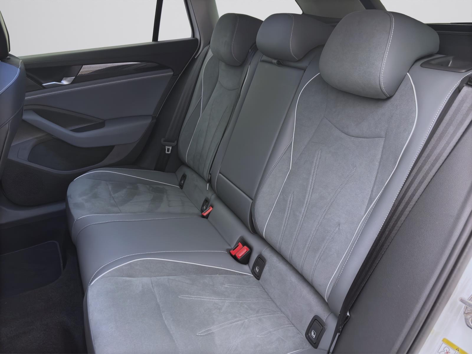 Volkswagen Passat Variant 1.5 eTSI DSG BUSINESS AHK NAVI ACC KAMERA