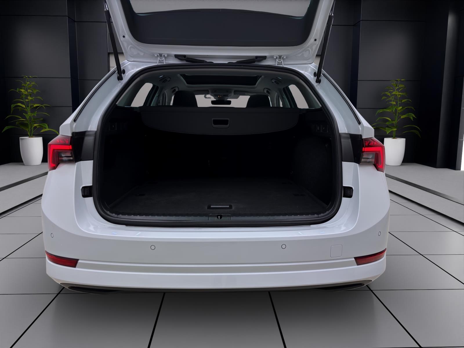 Skoda Octavia Combi 2.0 TDI DSG Style Pano AHK ACC PDC LED Navi Sitzhzg HUD