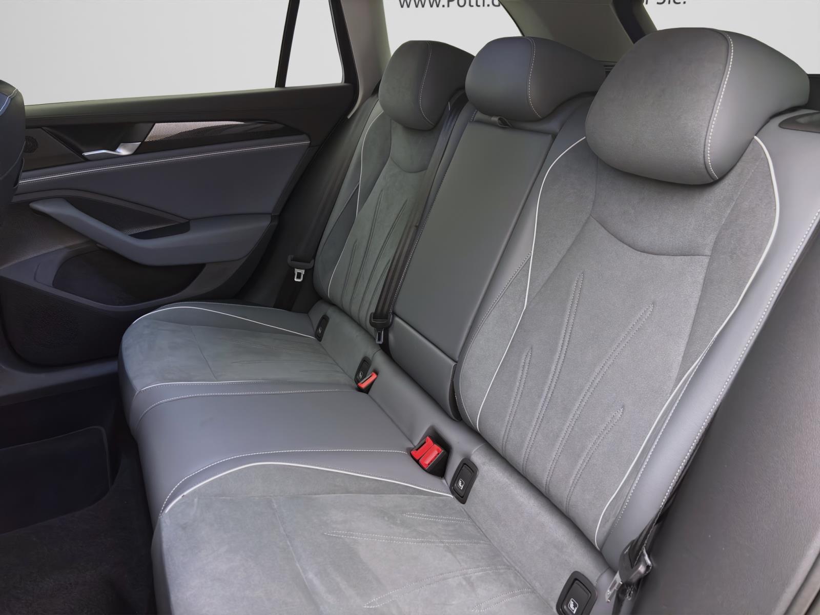 Volkswagen Passat Variant 1.5 eTSI DSG Business AHK ACC PDC Kamera LED Navi Sitzhzg