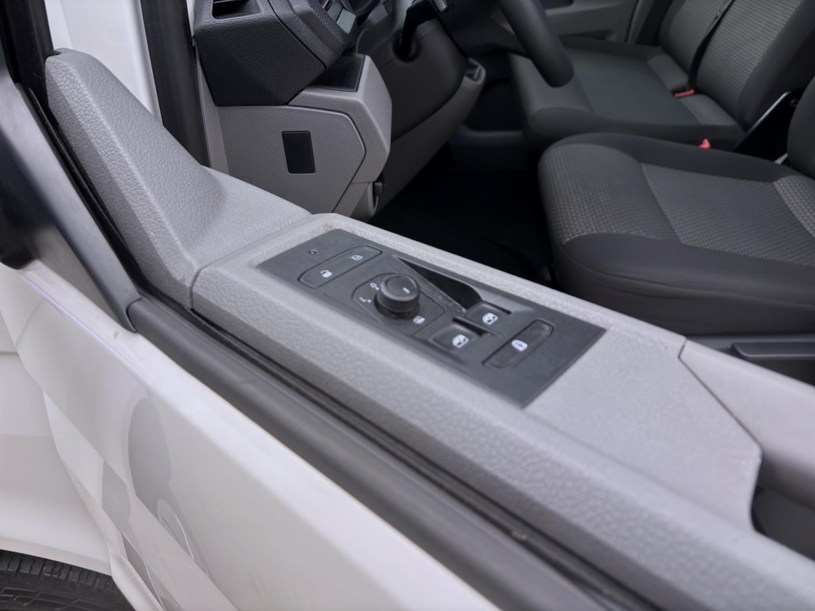 Volkswagen T6.1 Transporter Kombi 2.0 TDI 9-SITZER NAVI KLIMA PDC