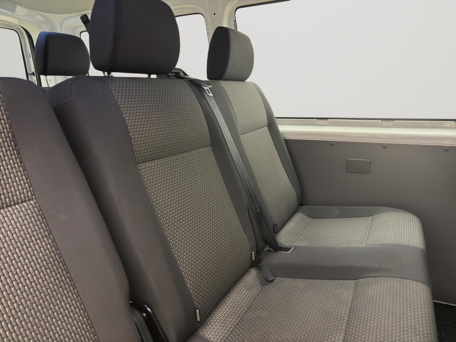 Volkswagen T6.1 Transporter Kombi 2.0 TDI 9-SITZER NAVI KLIMA PDC