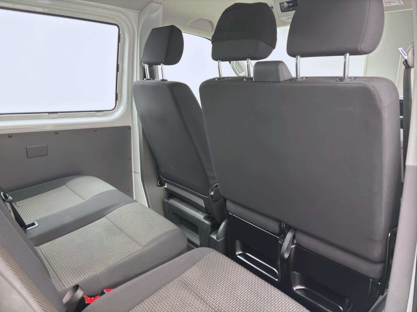 Volkswagen T6.1 Transporter Kombi 2.0 TDI 9-SITZER KLIMA NAVI PDC