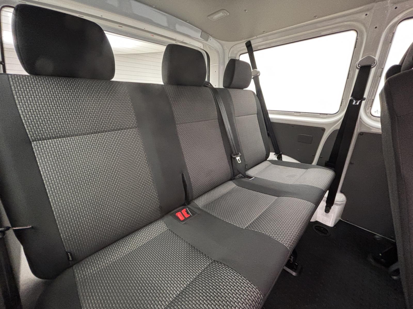 Volkswagen T6.1 Transporter Kombi 2.0 TDI 9-SITZER KLIMA NAVI PDC