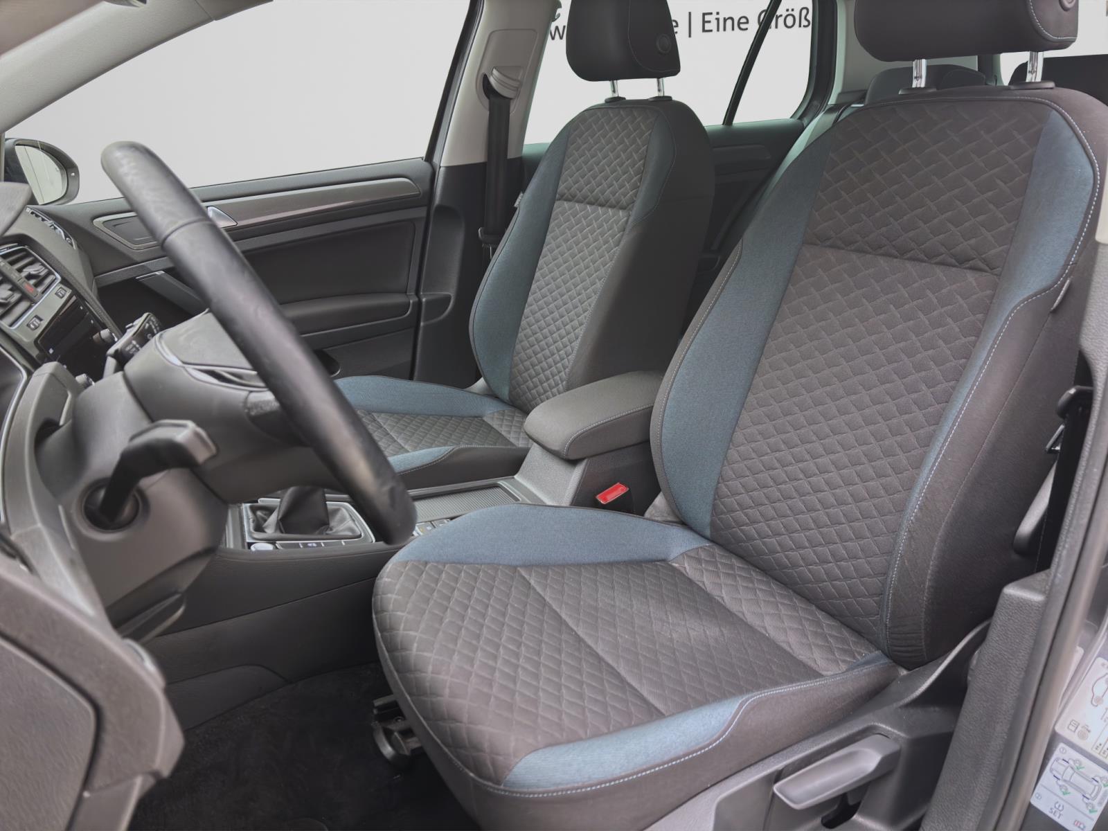 Volkswagen Golf 1.0 TSI IQ.DRIVE PANO ACC NAVI SITZHZG