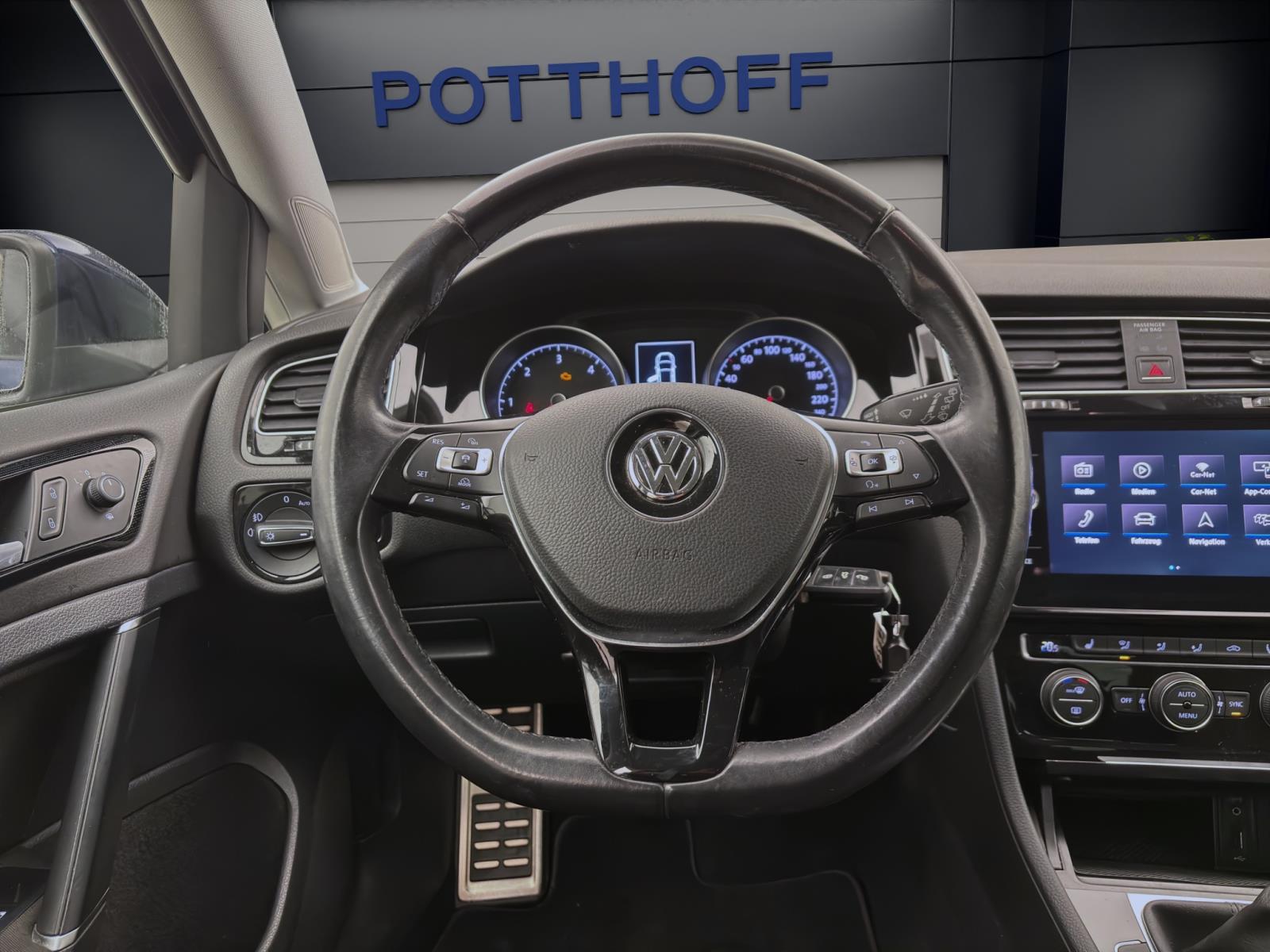 Volkswagen Golf 1.6 TDI SOUND ACC PDC KAMERA SITZHZG