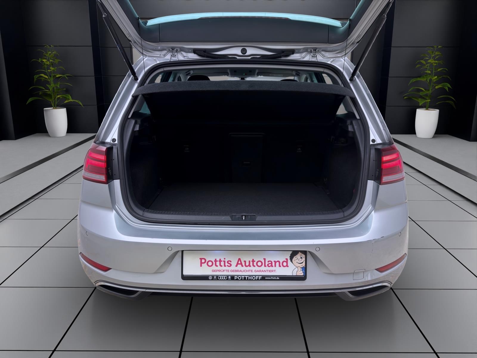 Volkswagen Golf e ACC LED NAVI SITZHZG LM16