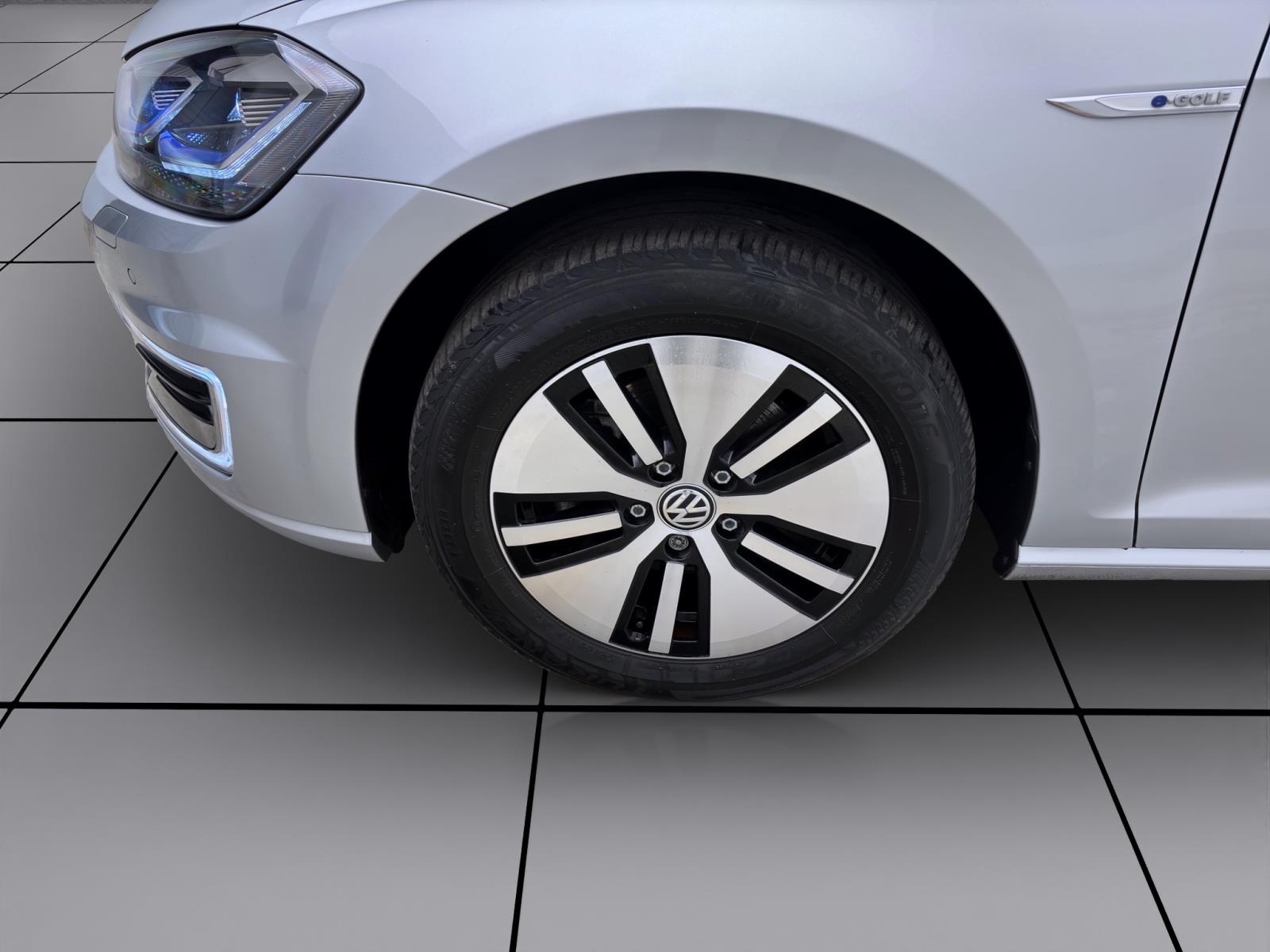 Volkswagen Golf e ACC LED NAVI SITZHZG LM16