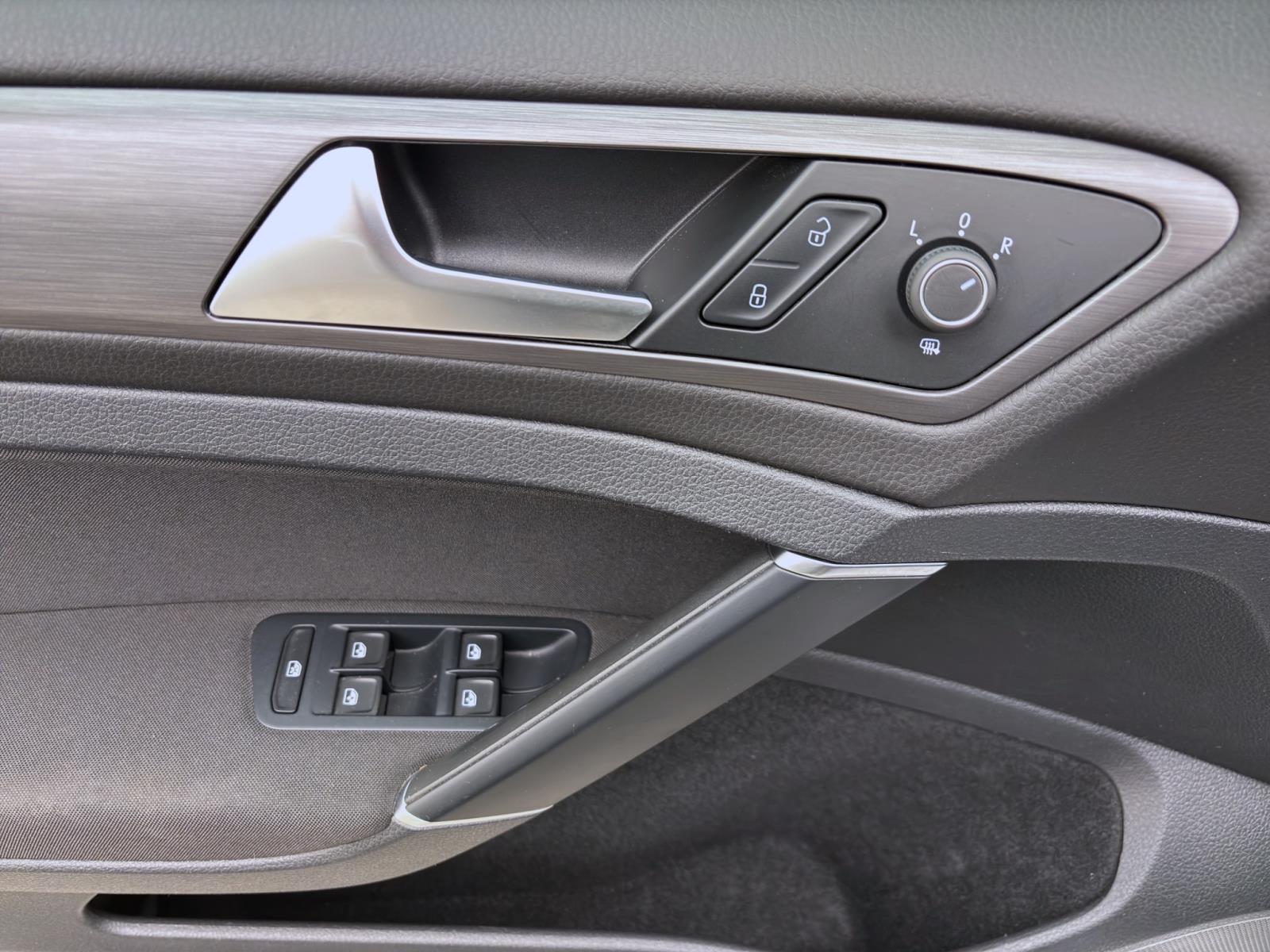 Volkswagen Golf e ACC LED NAVI SITZHZG LM16