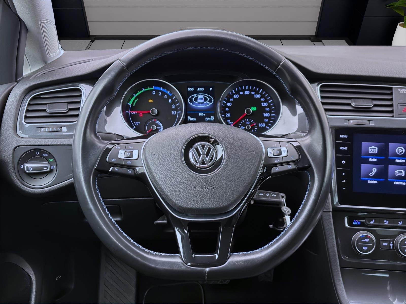Volkswagen Golf e ACC LED NAVI SITZHZG LM16
