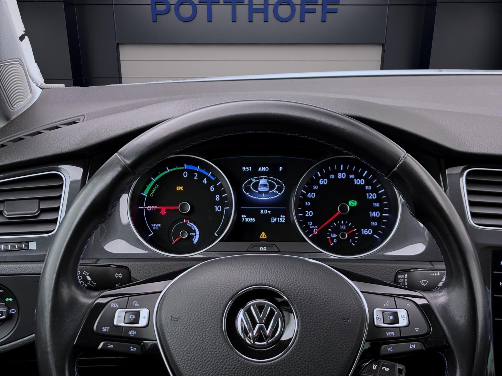 Volkswagen Golf e ACC LED NAVI SITZHZG LM16