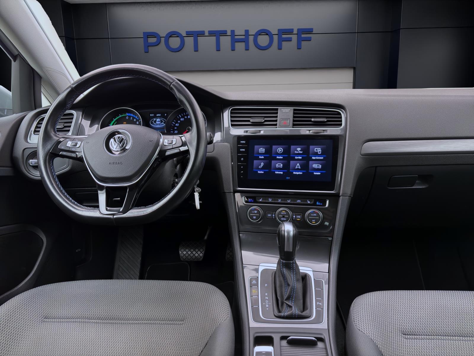 Volkswagen Golf e ACC LED NAVI SITZHZG LM16
