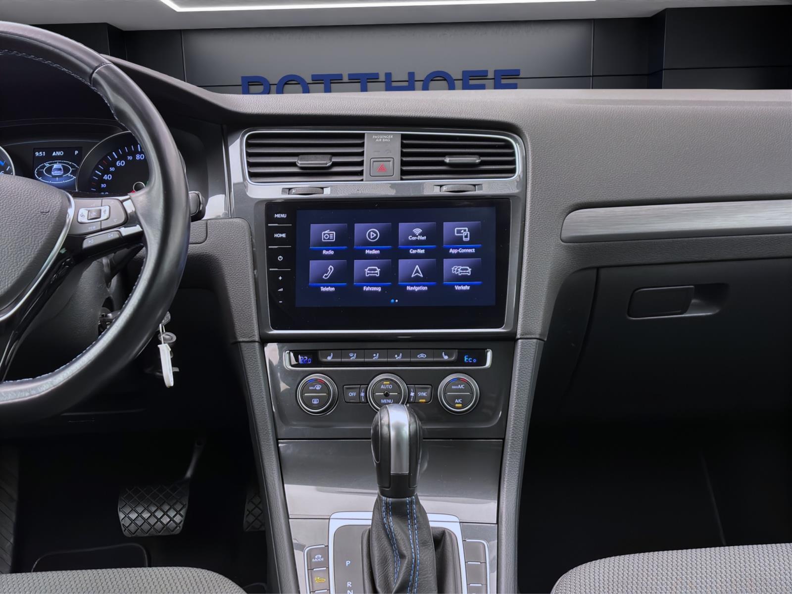 Volkswagen Golf e ACC LED NAVI SITZHZG LM16
