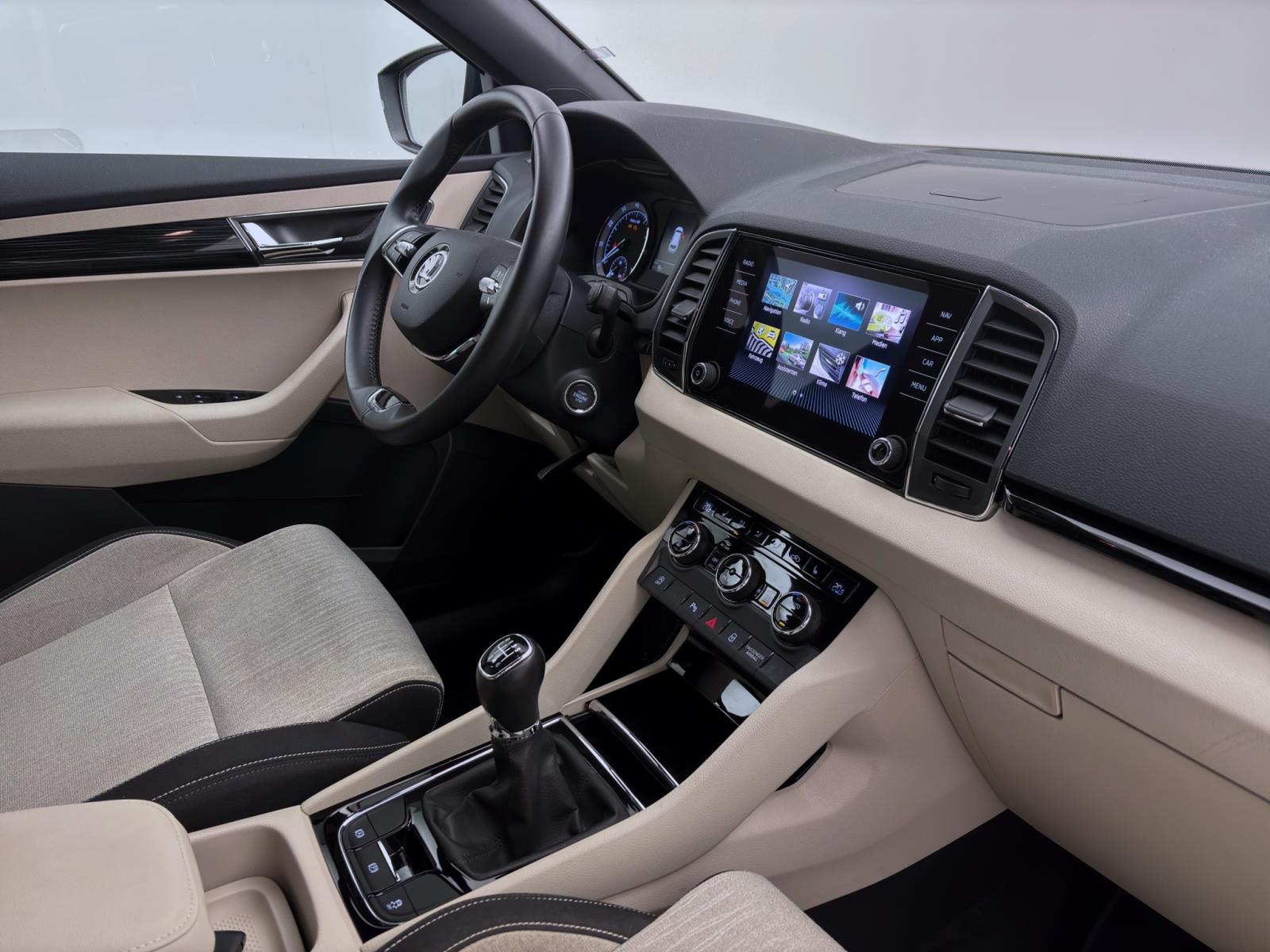 Skoda Karoq 1.5 TSI Style AHK ACC PDC Navi Sitzhzg TravelAssist