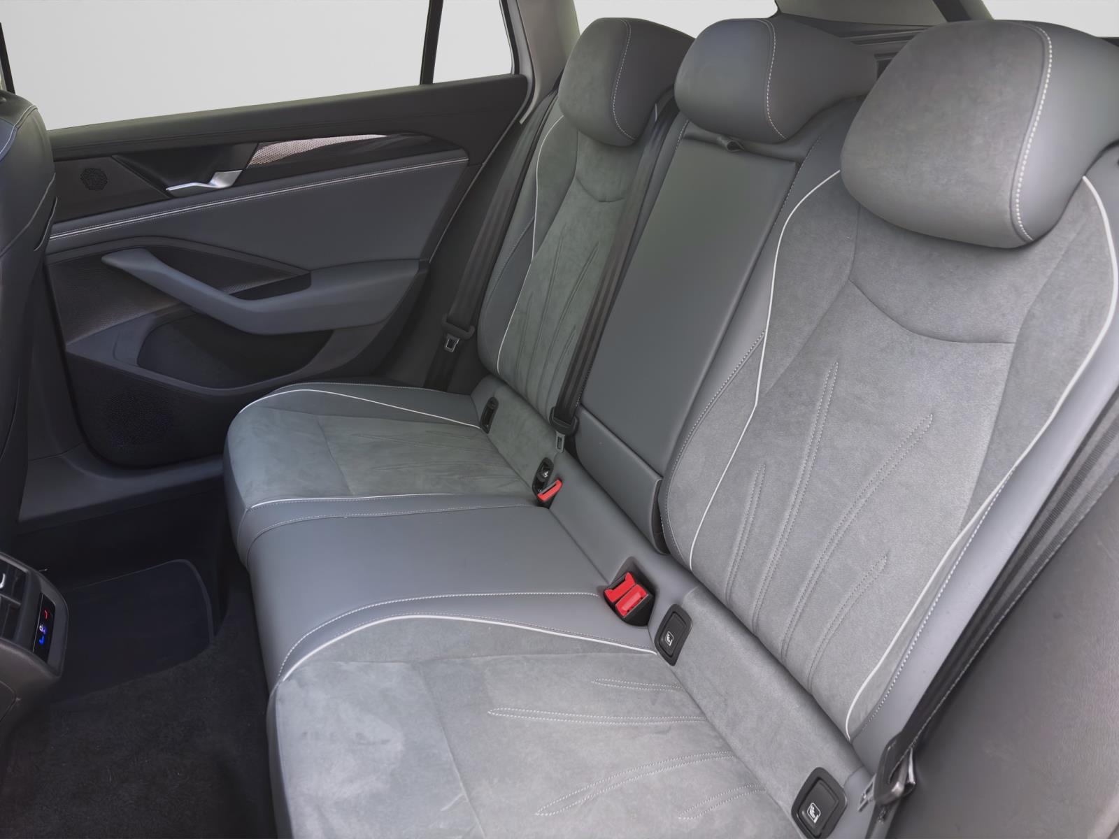 Volkswagen Passat Variant 1.5 eTSI DSG BUSINESS AHK NAVI KAMERA LED