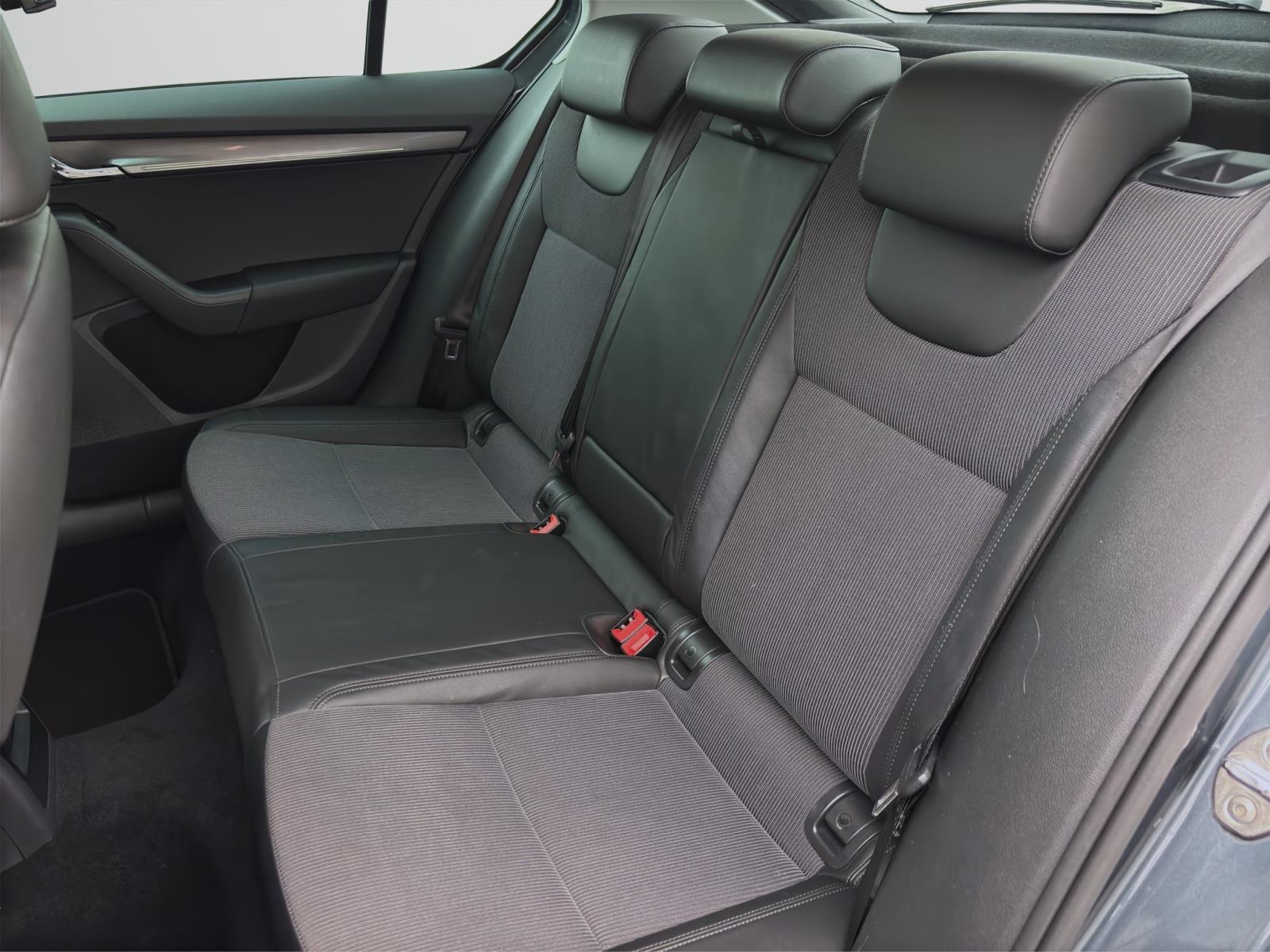 Skoda Octavia Limousine 1.4 TSI DSG STYLE NAVI LED PDC SITZHZG