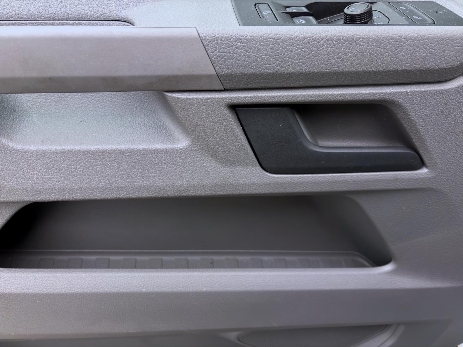 Volkswagen T6.1 Transporter Kombi 2.0 TDI 9-SITZER KLIMA PDC NAVI