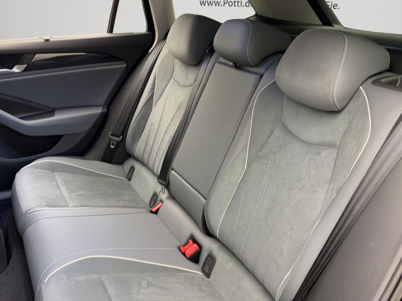 Volkswagen Passat Variant 1.5 eTSI DSG BUSINESS AHK NAVI ACC KAMERA LED