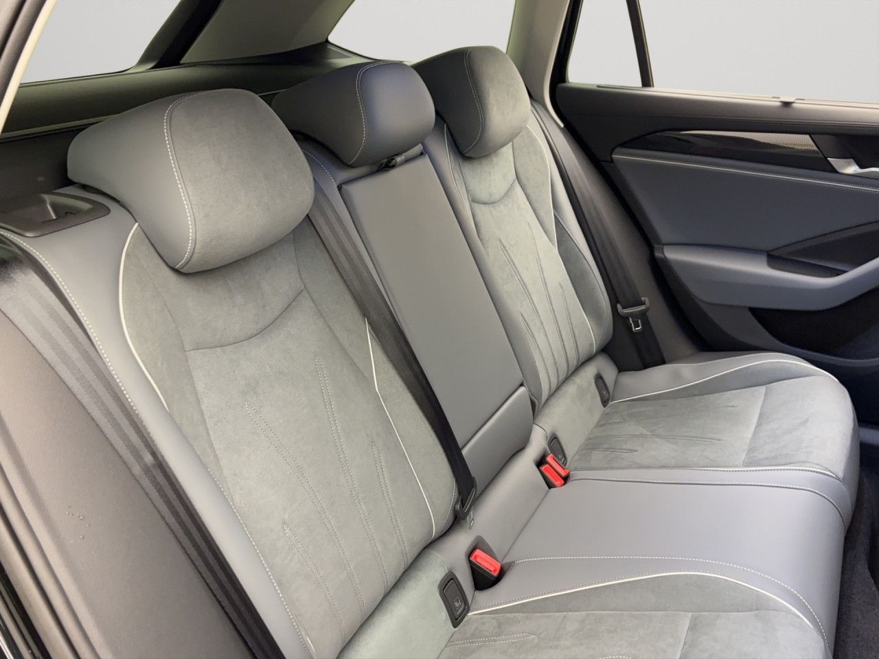 Volkswagen Passat Variant 1.5 eTSI DSG BUSINESS AHK NAVI ACC KAMERA LED