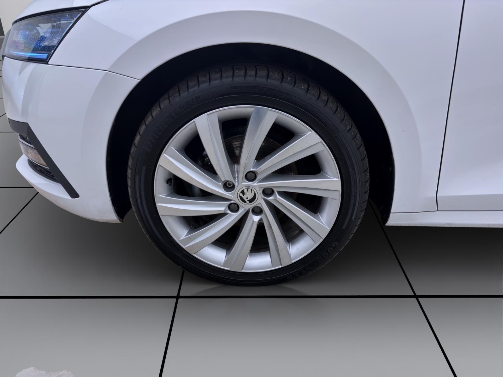 Skoda Octavia Combi 2.0 TDI DSG STYLE HuD AHK NAVI KAMERA