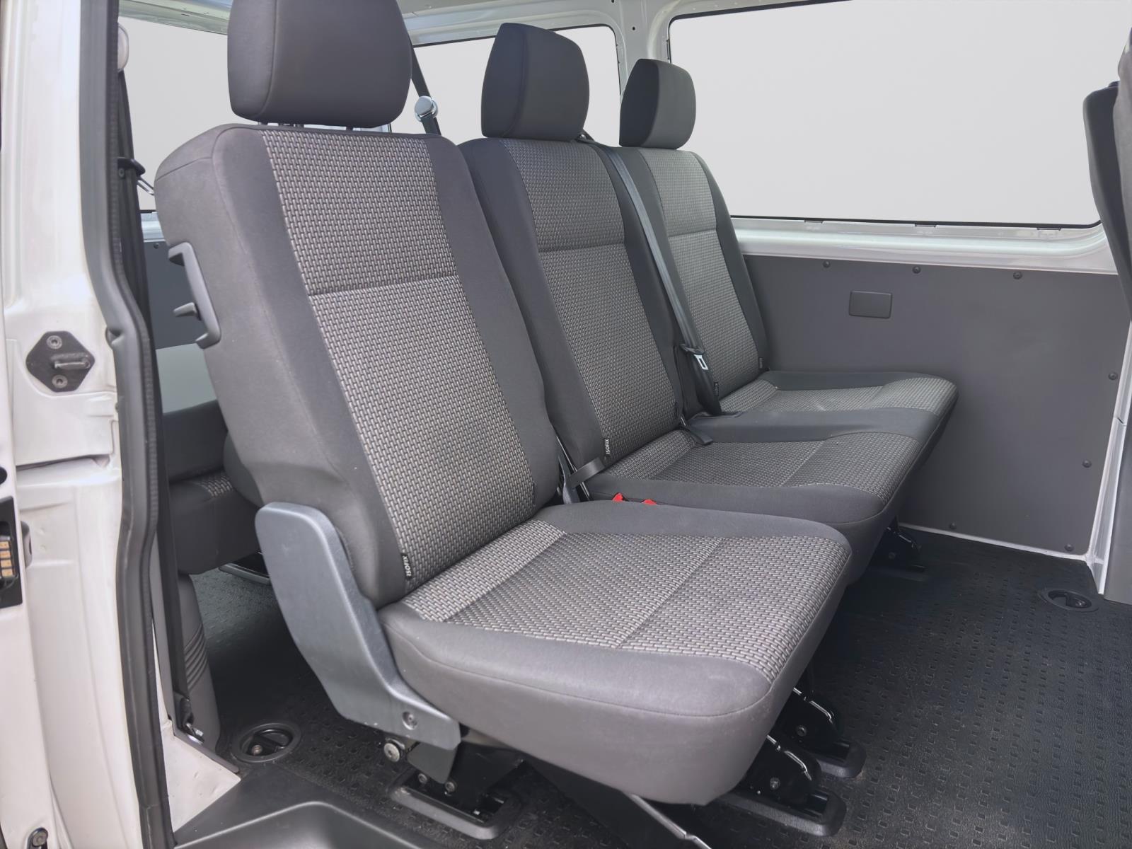 Volkswagen T6.1 Transporter Kombi 2.0 TDI 9-SITZER NAVI KLIMA PDC