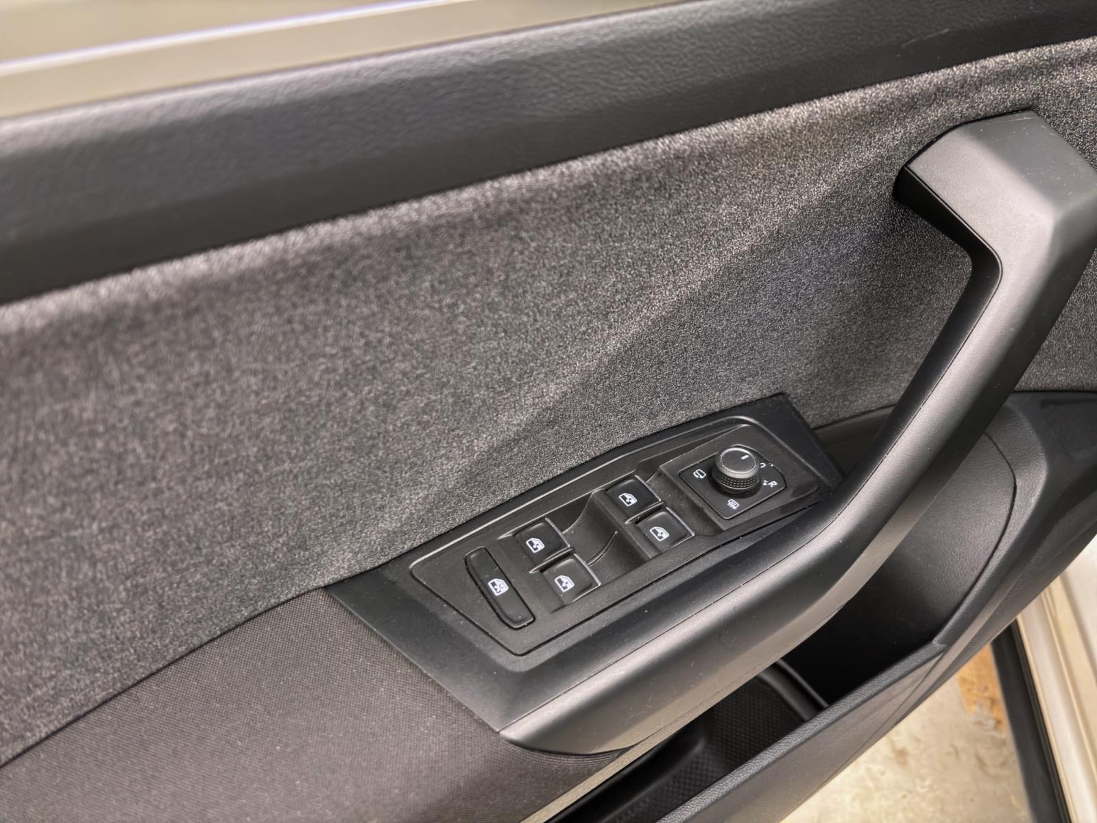 Volkswagen T-Roc 1.5 TSI DSG MOVE LED KAMERA D.COCKPIT CLIMATRONIC