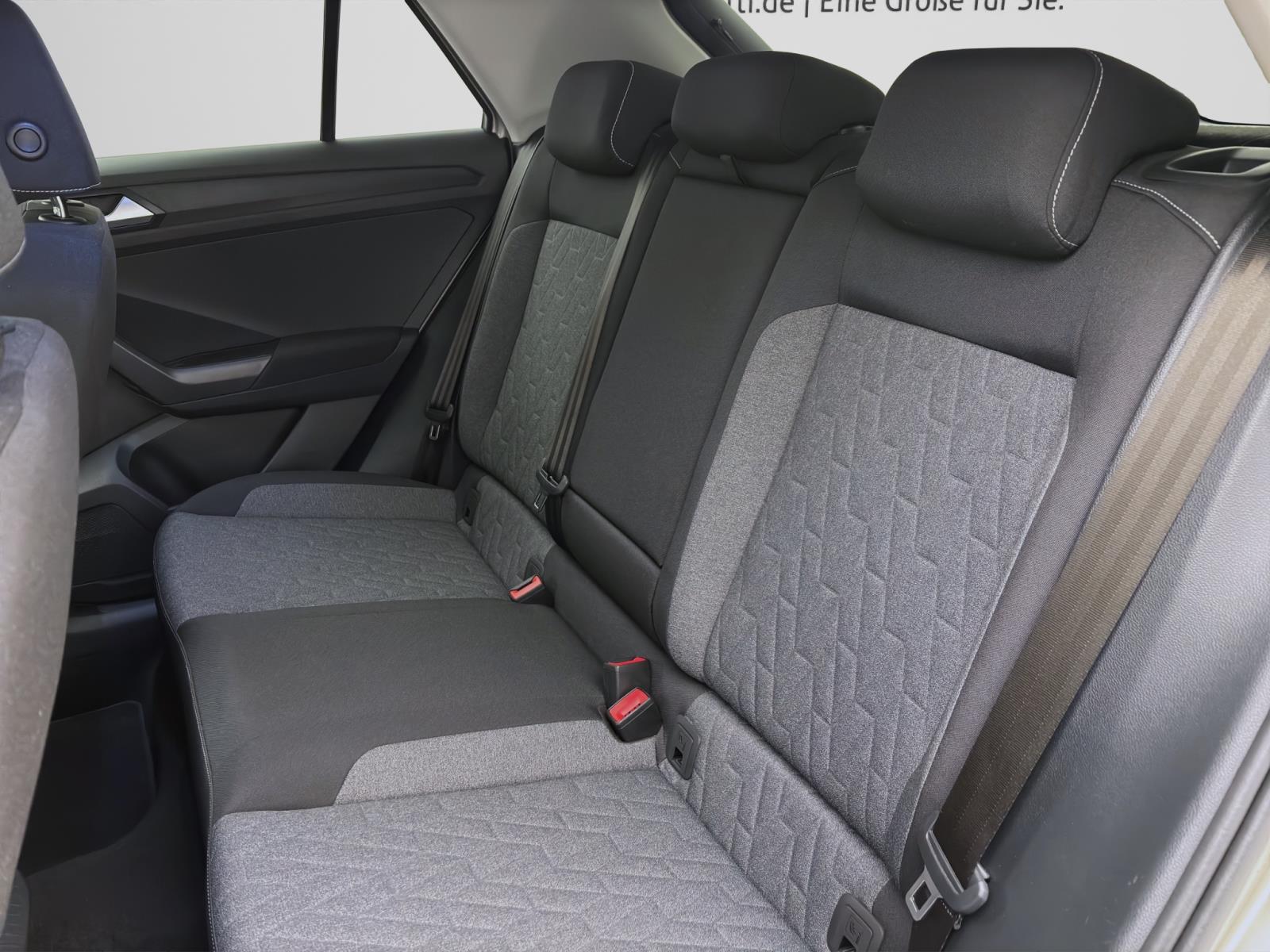 Volkswagen T-Roc 1.5 TSI DSG MOVE LED KAMERA D.COCKPIT CLIMATRONIC