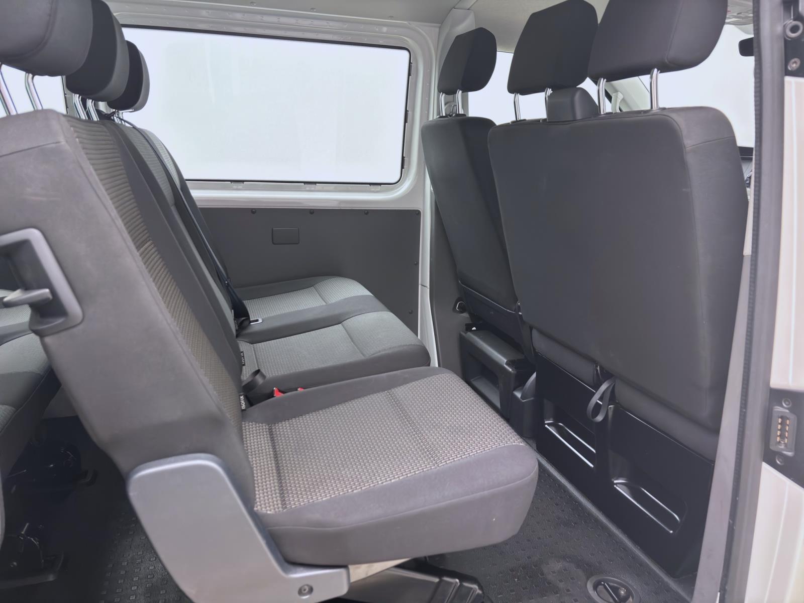 Volkswagen T6.1 Transporter Kombi 2.0 TDI 9-SITZER KLIMA NAVI PDC