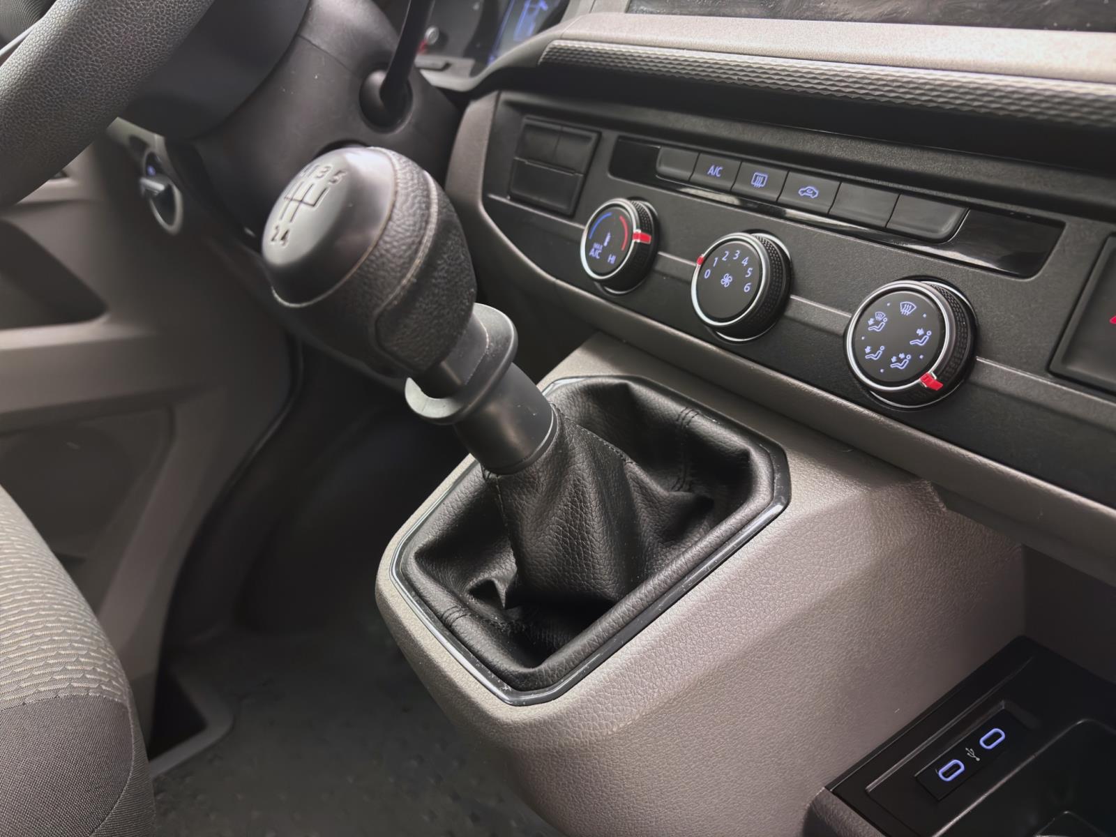 Volkswagen T6.1 Transporter Kombi 2.0 TDI 9-SITZER NAVI KLIMA