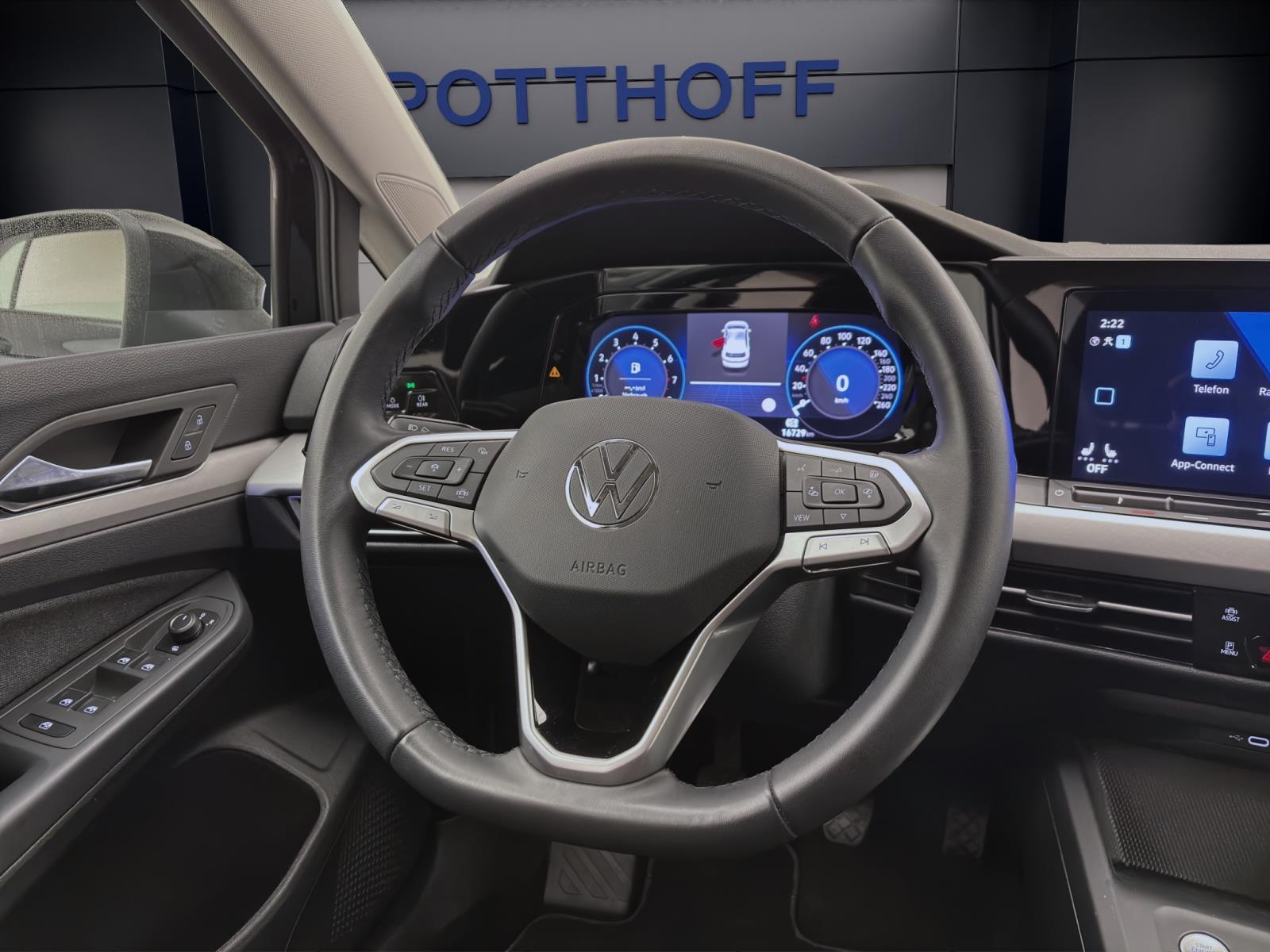 Volkswagen Golf 1.5 TSI LIFE NAVI PDC SITZHZG LANEASSIST