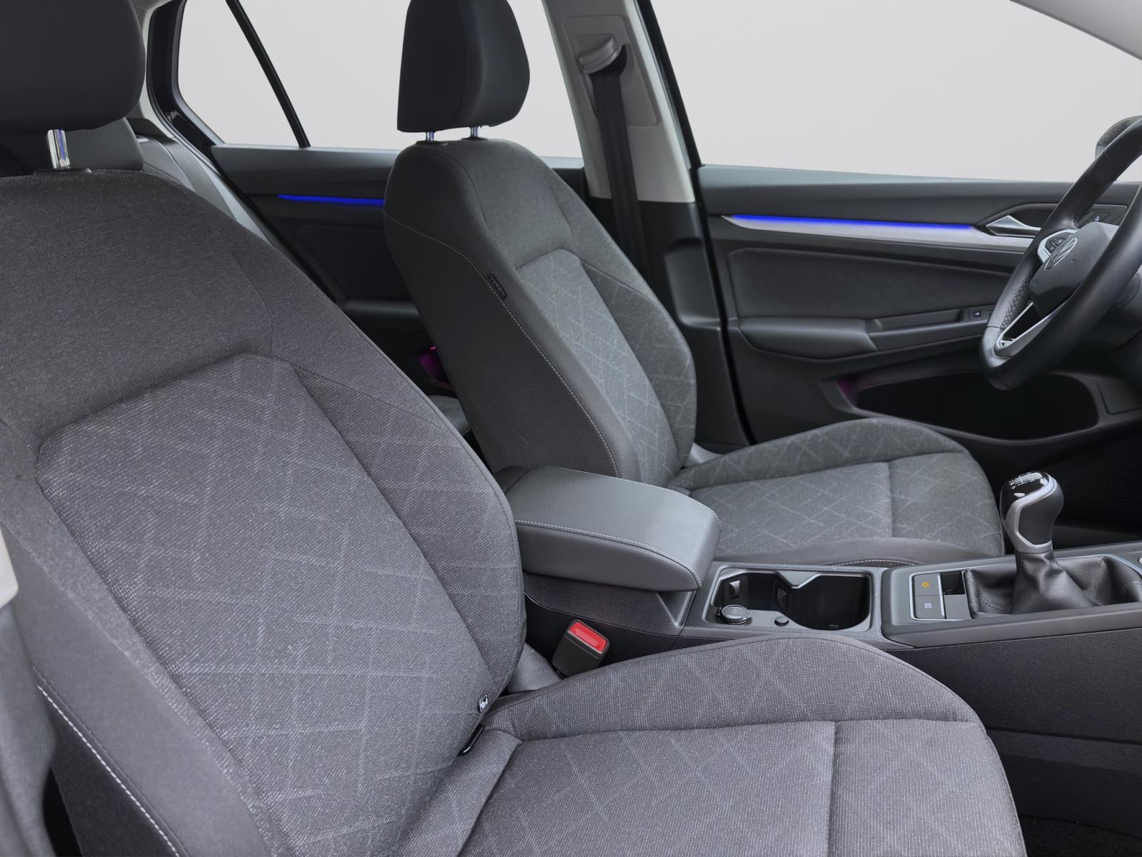 Volkswagen Golf 1.5 TSI LIFE NAVI PDC SITZHZG LANEASSIST
