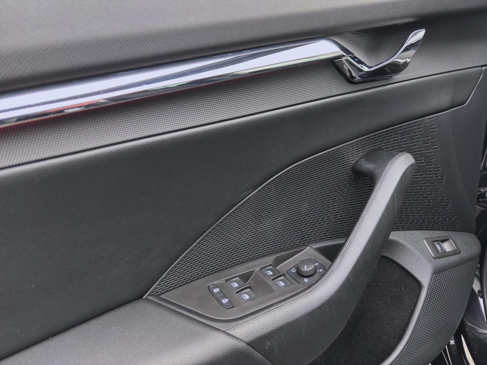Skoda Octavia Combi 2.0 TDI DSG FIRST EDITION HuD PDC NAVI AHK