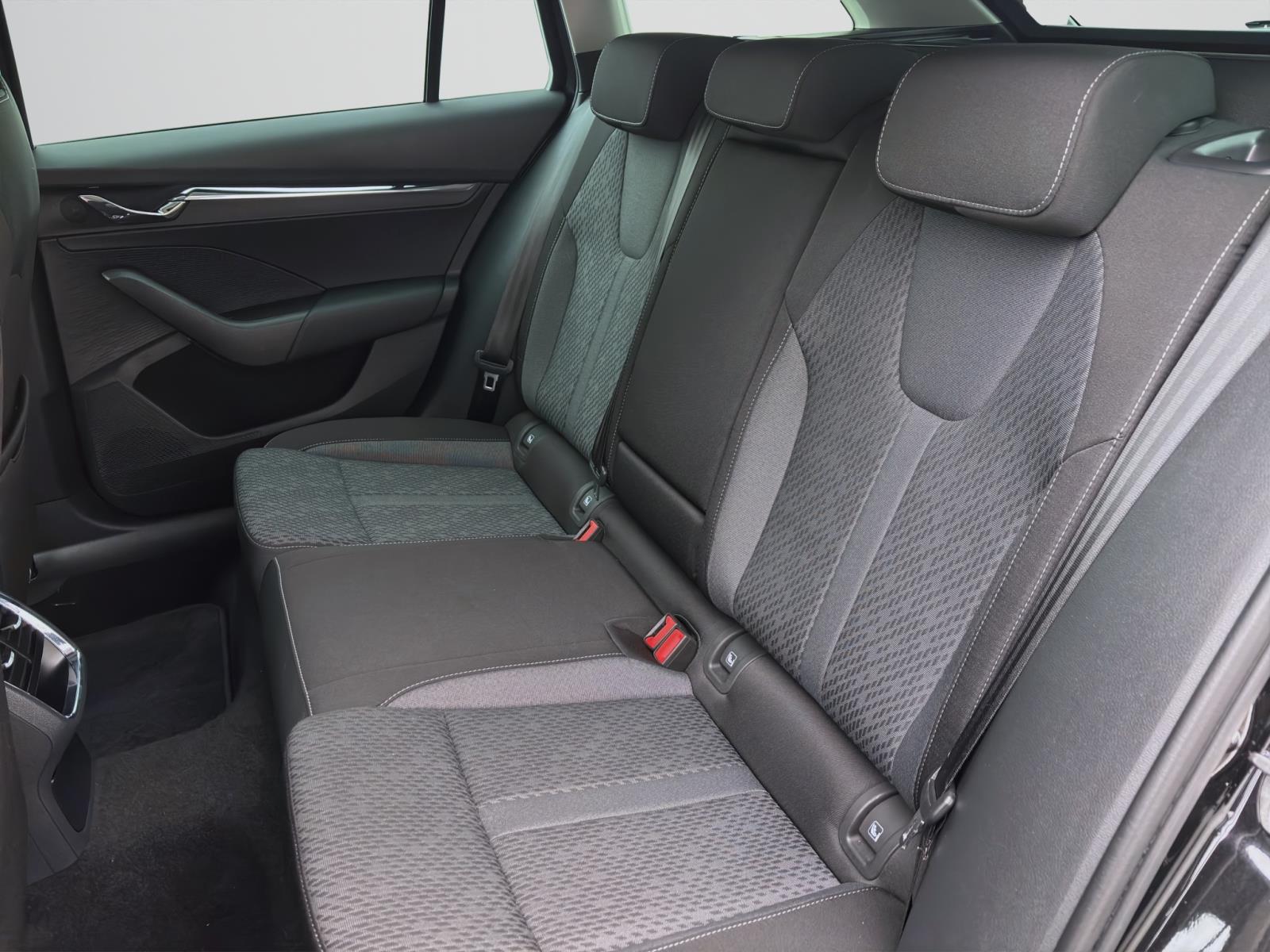 Skoda Octavia Combi 2.0 TDI DSG FIRST EDITION HuD PDC NAVI AHK