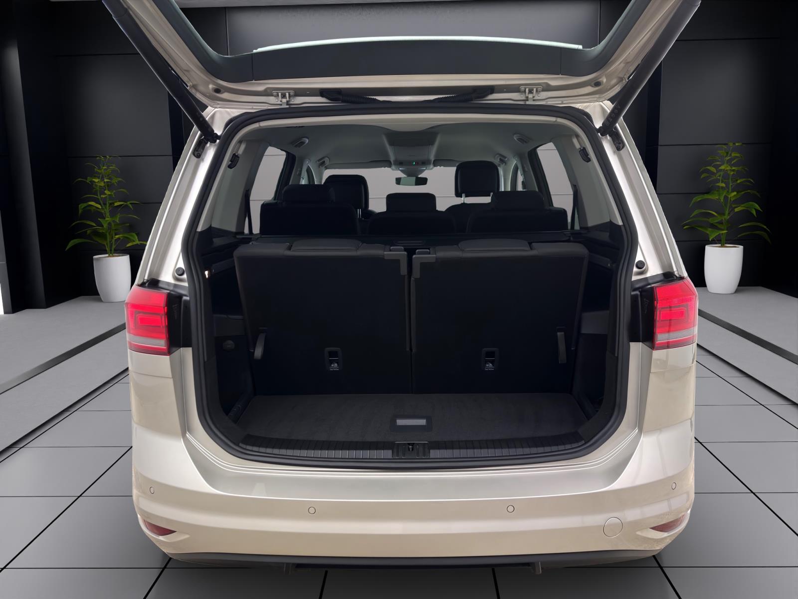 Volkswagen Touran 1.5 TSI DSG MOVE NAVI IQ.LIGHT KAMERA 7SITZE