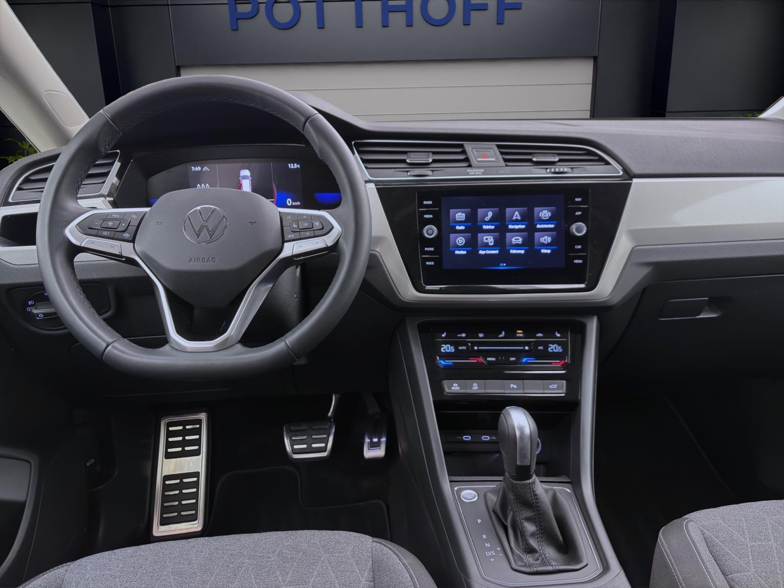 Volkswagen Touran 1.5 TSI DSG MOVE NAVI IQ.LIGHT KAMERA 7SITZE
