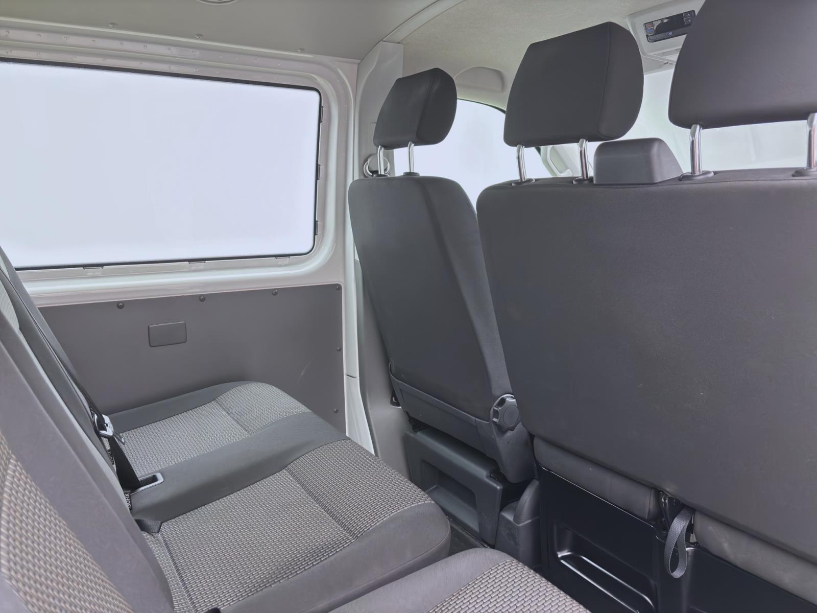 Volkswagen T6.1 Transporter Kombi 2.0 TDI 9-SITZER NAVI KLIMA PDC