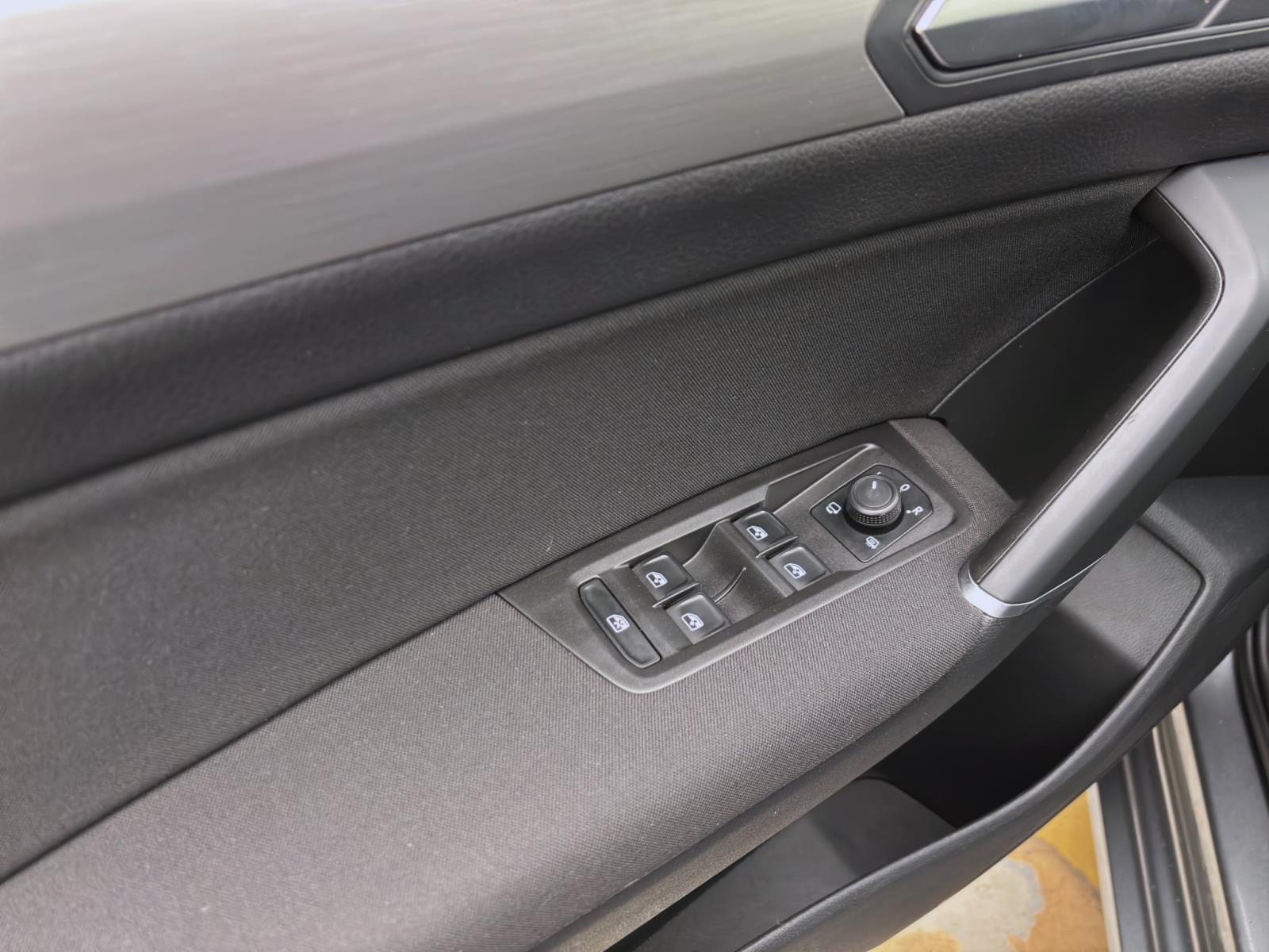 Volkswagen Touran 2.0 TDI DSG COMFORTLINE PDC NAVI ACC LM16