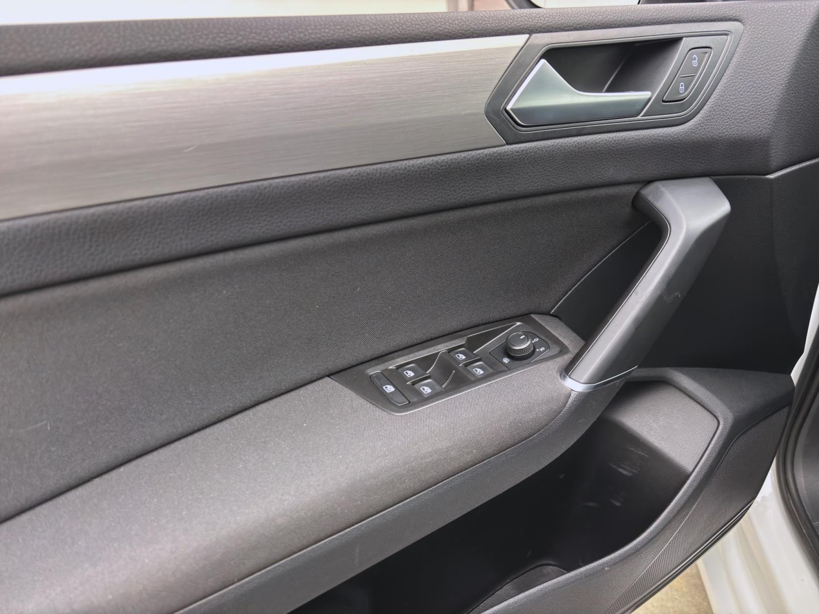 Volkswagen Touran 2.0 TDI DSG COMFORTLINE AHK NAVI PDC LM16