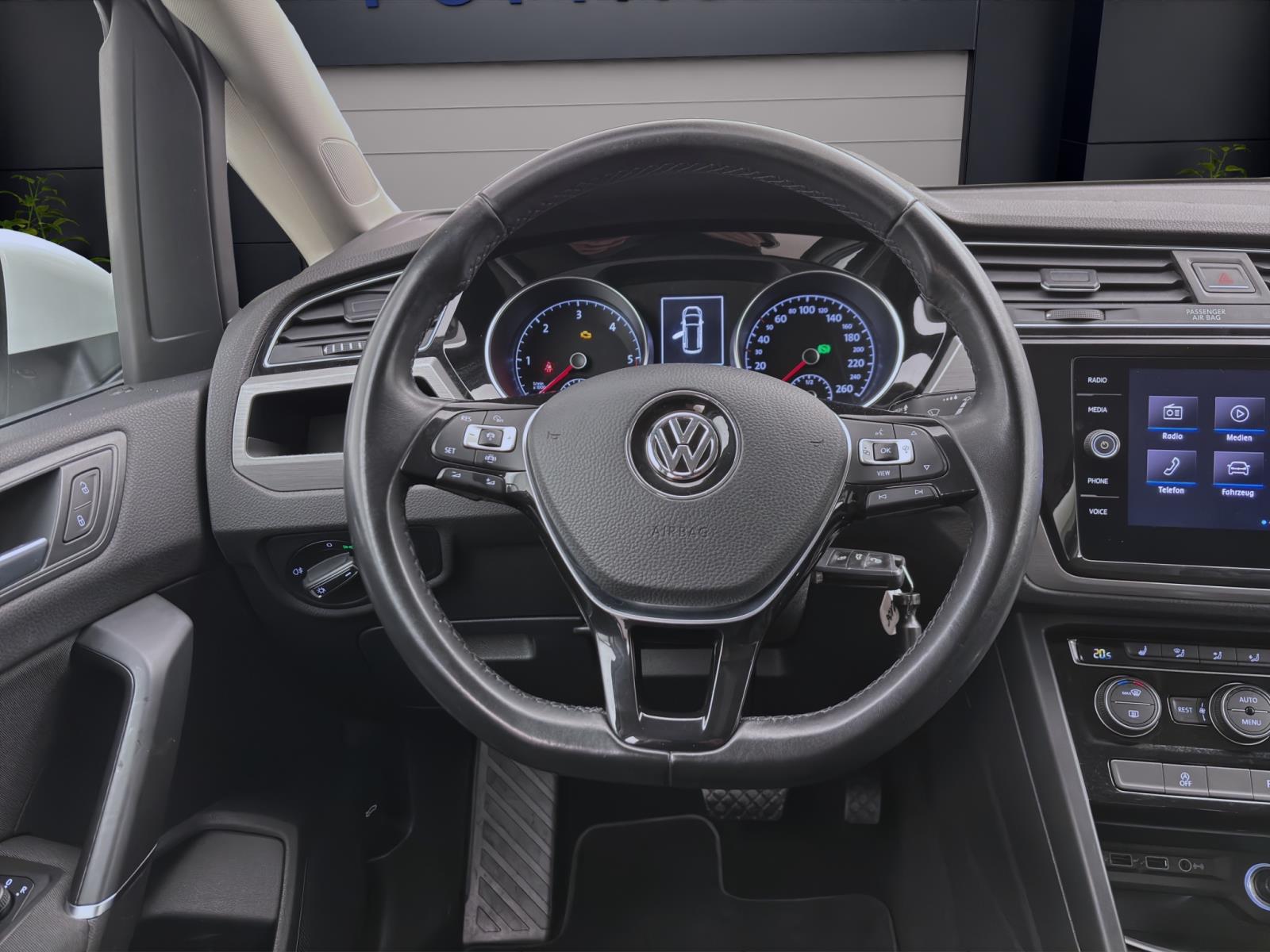Volkswagen Touran 2.0 TDI DSG COMFORTLINE AHK NAVI PDC LM16