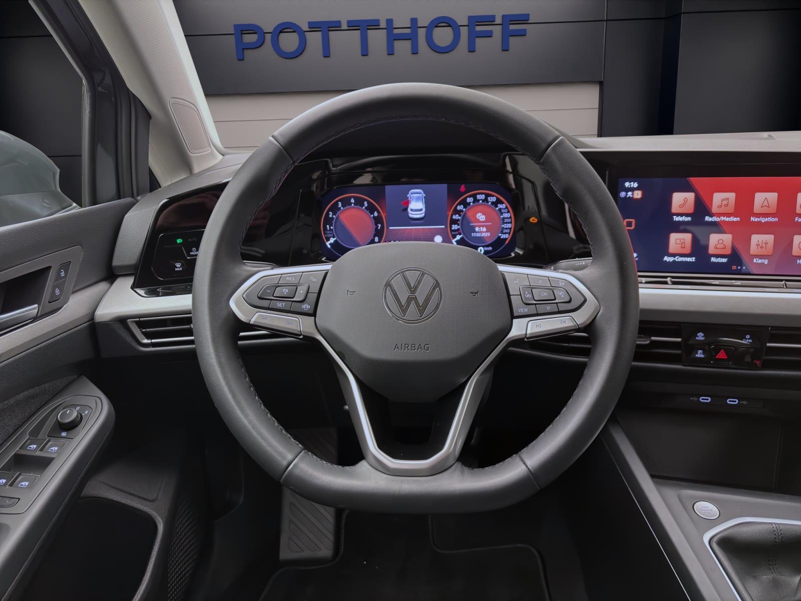 Volkswagen Golf 1.5 TSI LIFE PDC NAVI LM16 GANZJAHR
