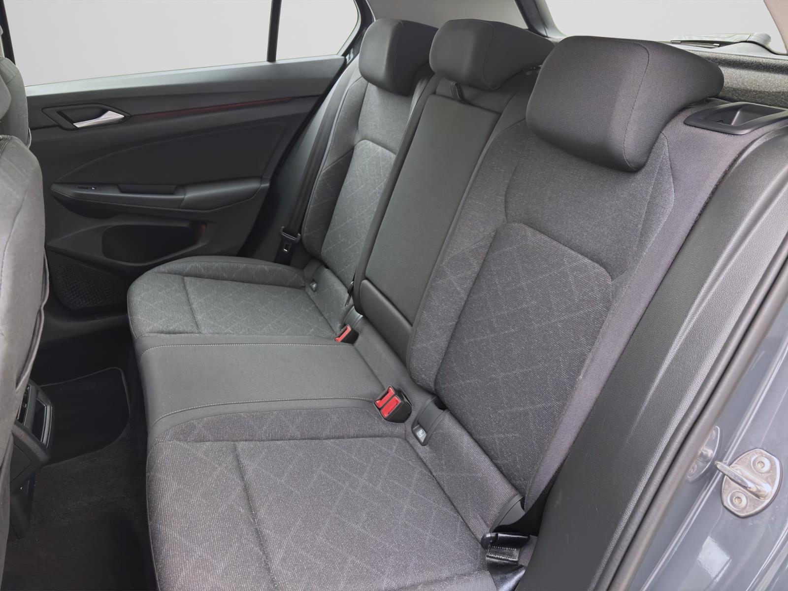 Volkswagen Golf 1.5 TSI LIFE PDC NAVI LM16 GANZJAHR