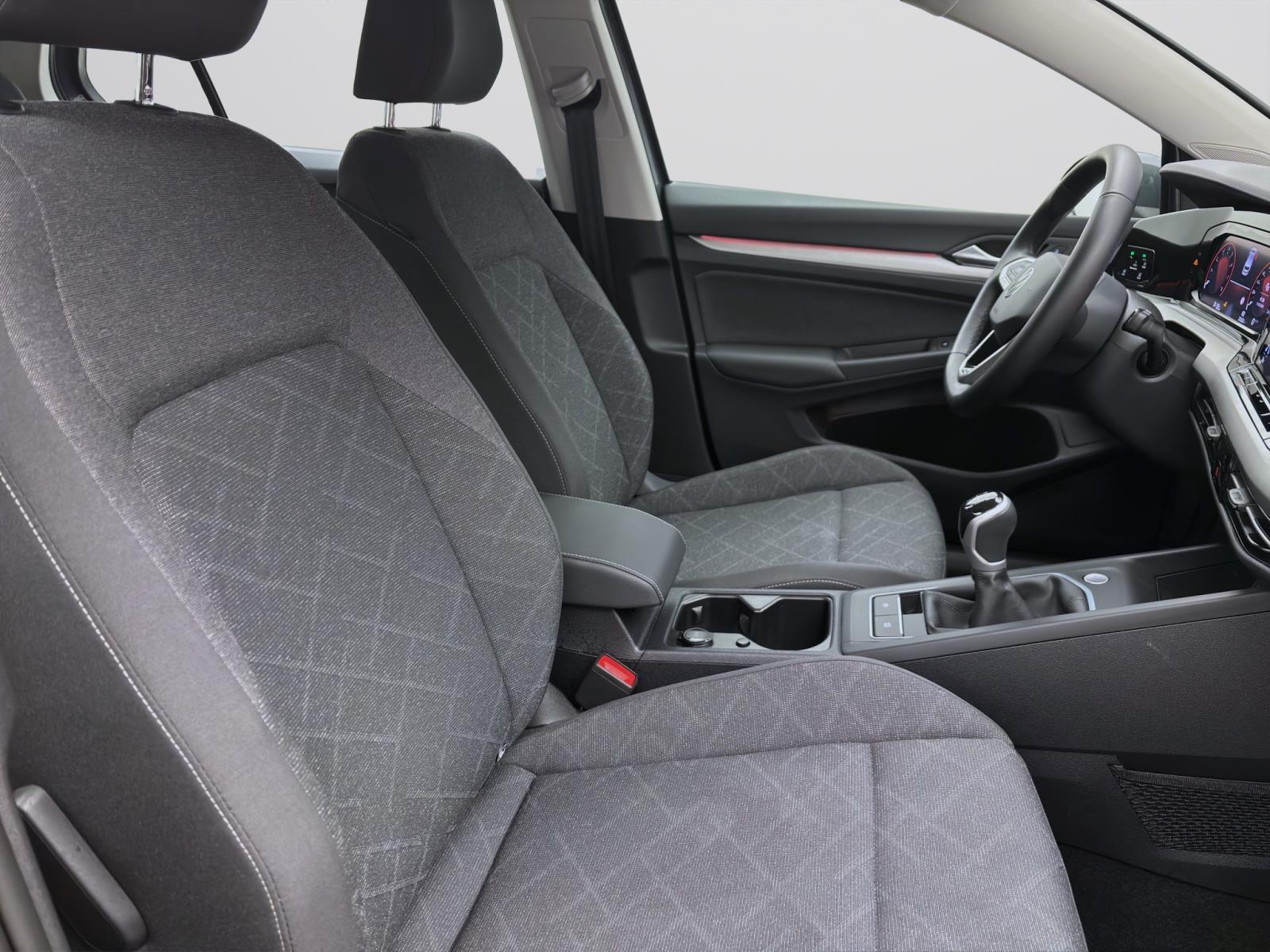 Volkswagen Golf 1.5 TSI LIFE PDC NAVI LM16 GANZJAHR