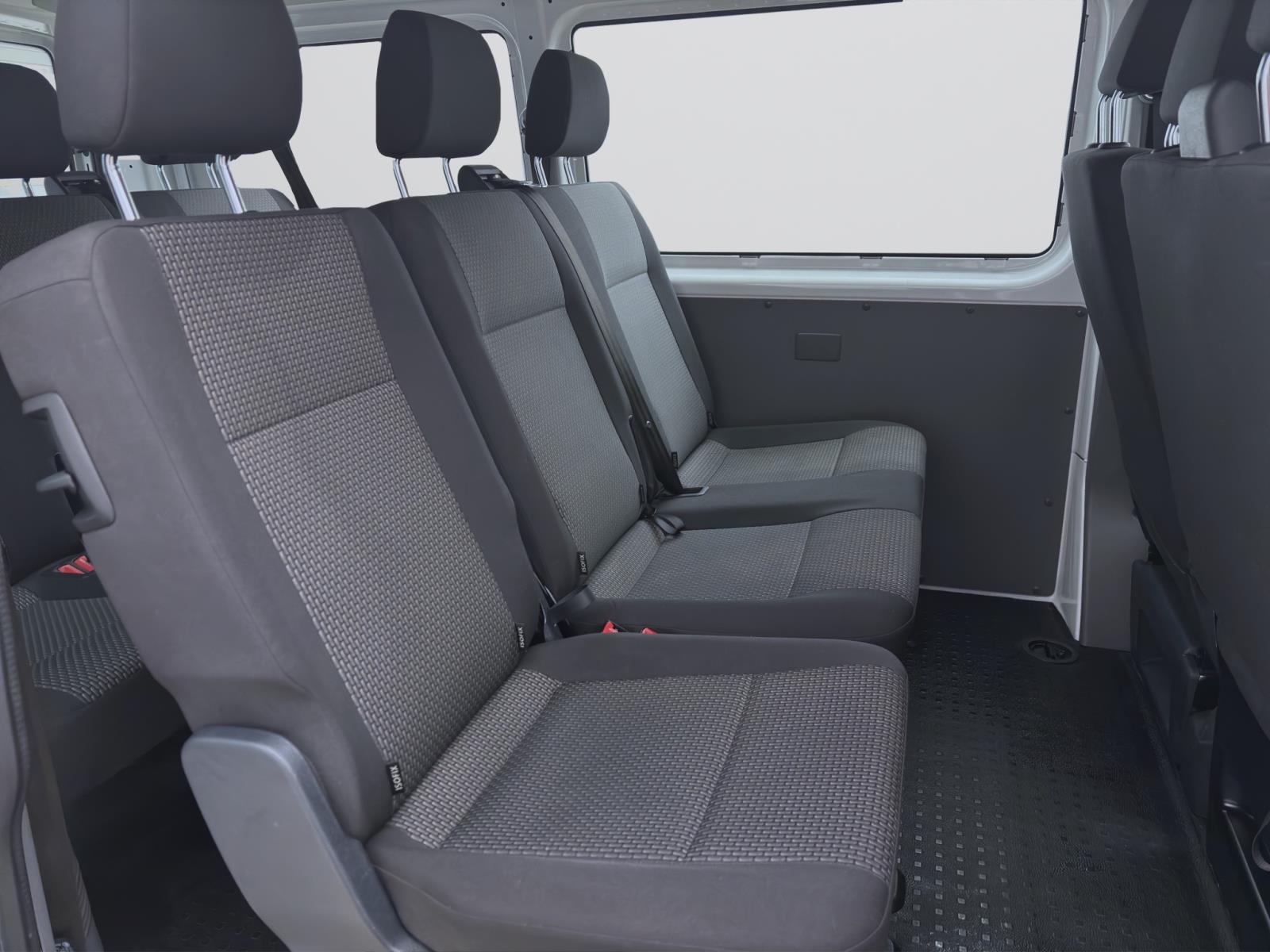 Volkswagen T6.1 Transporter Kombi 2.0 TDI 9-SITZER NAVI KLIMA PDC
