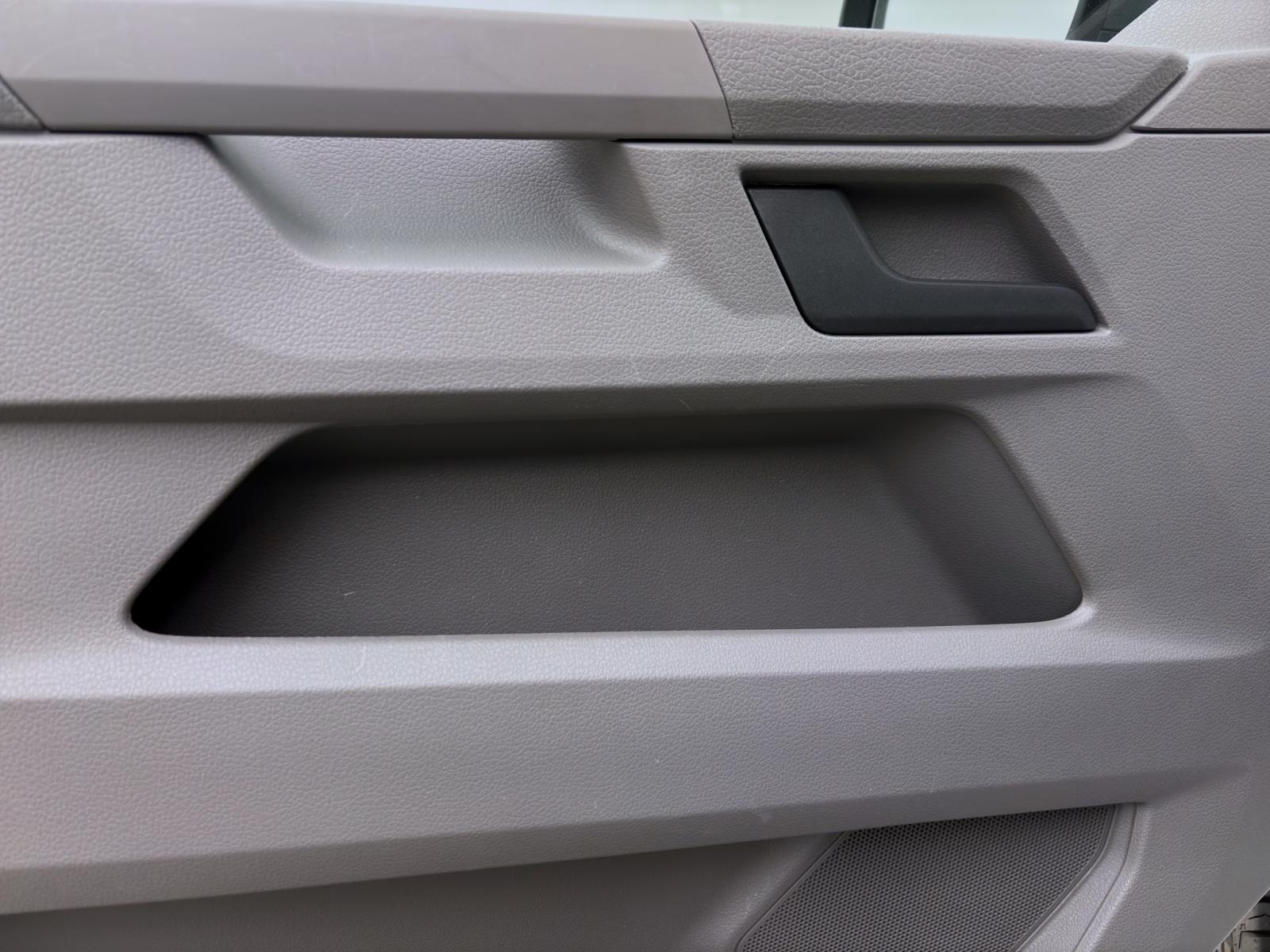 Volkswagen T6.1 Transporter Kombi 2.0 TDI 9-SITZER NAVI KLIMA PDC
